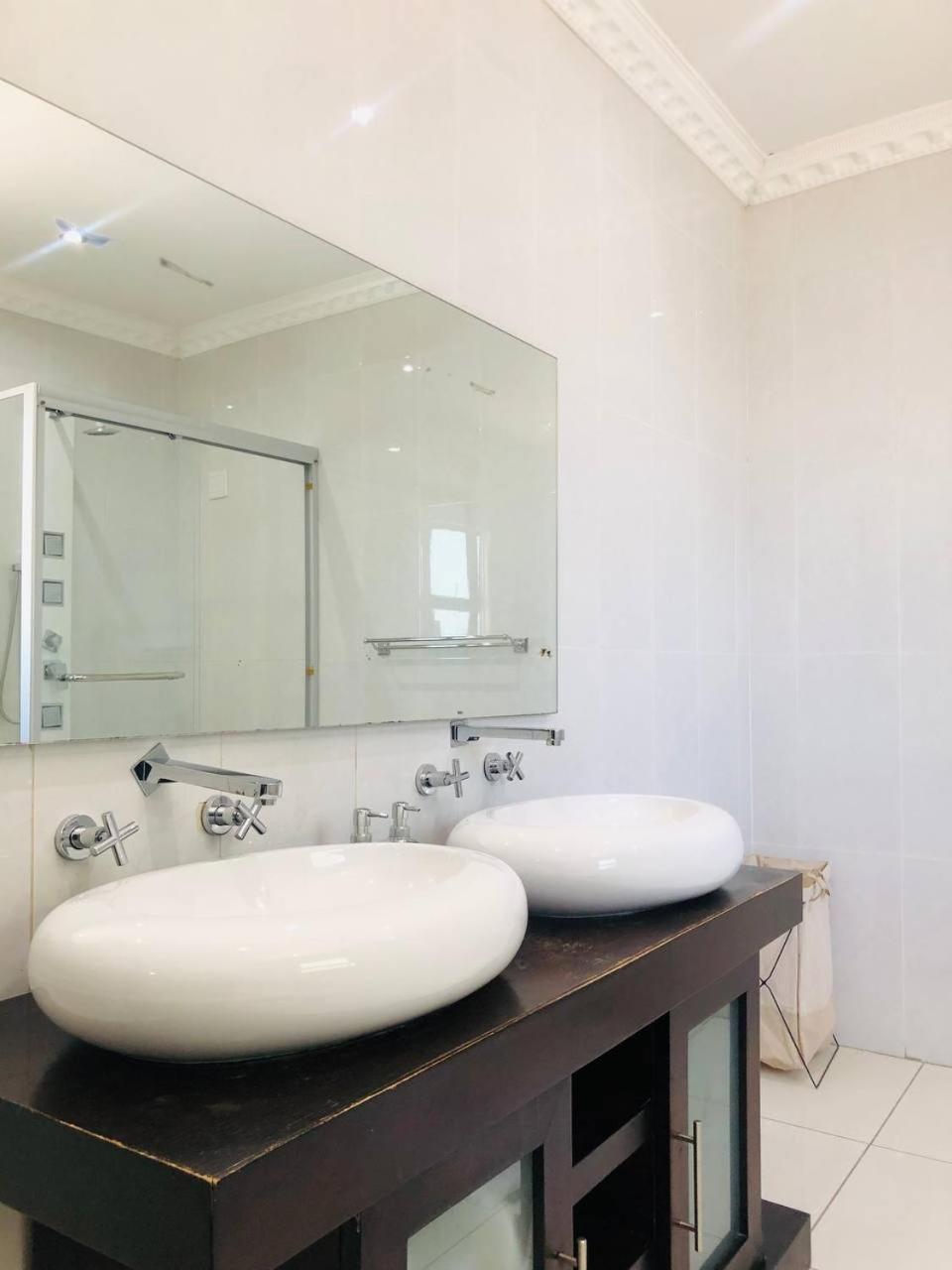 Executive Suite - Photo 9
