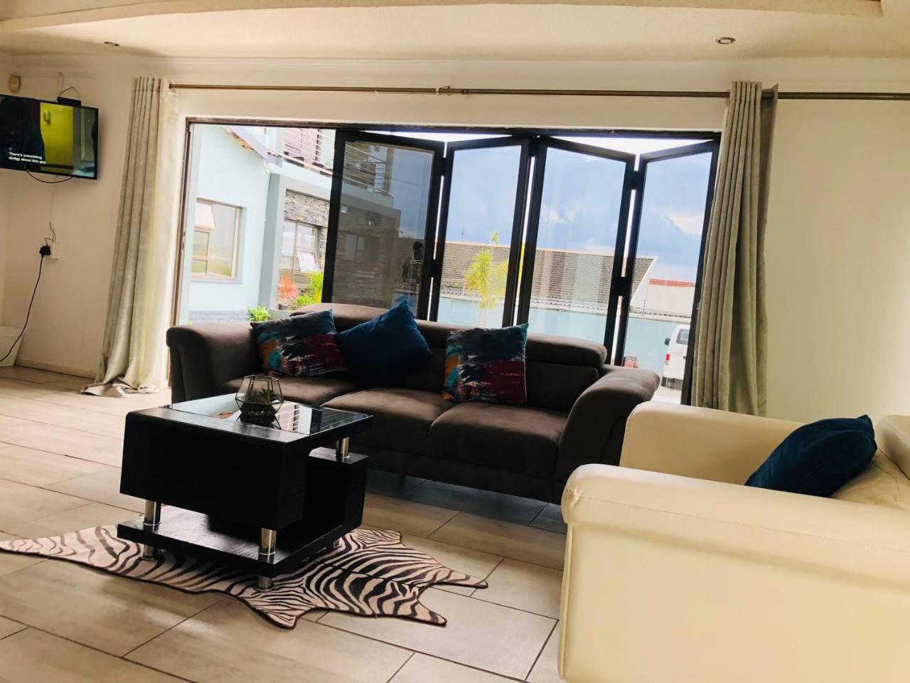 Junior Suite with Pool View - Photo 5