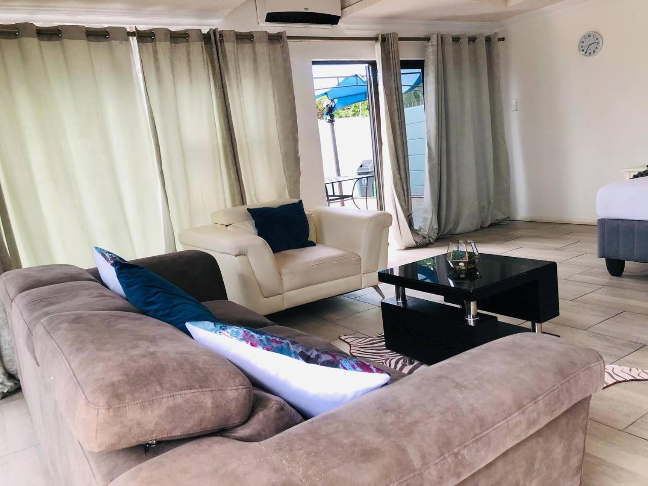 Junior Suite with Pool View - Photo 7