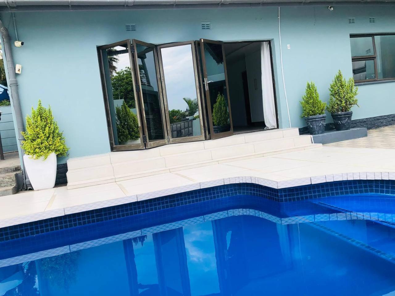 Junior Suite with Pool View - Photo 8