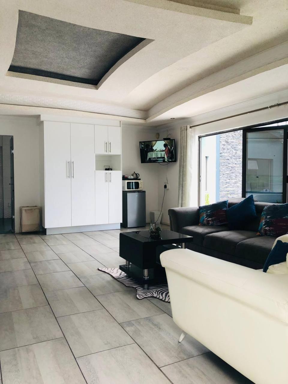 Junior Suite with Pool View - Photo 9