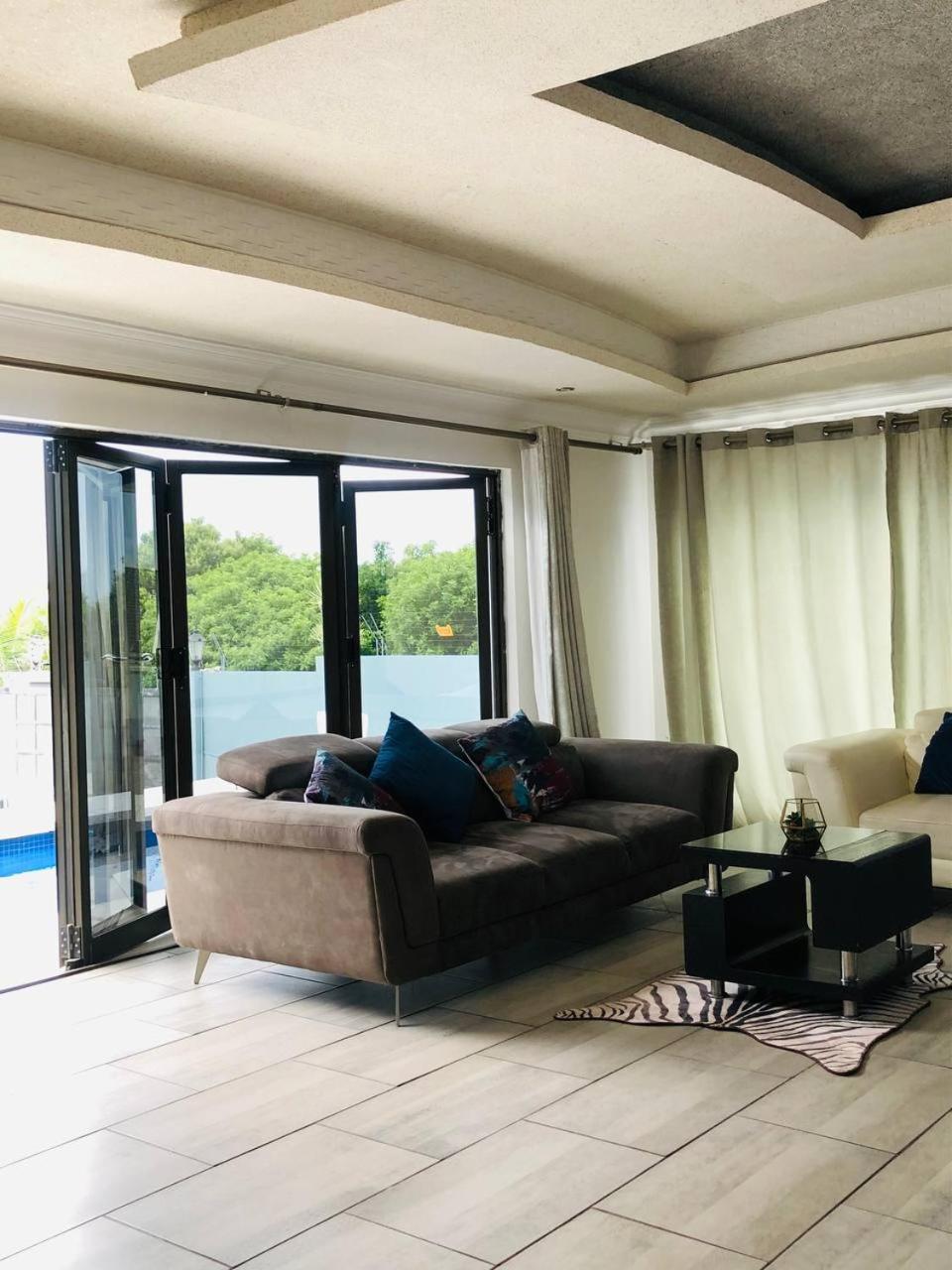 Junior Suite with Pool View - Photo 10