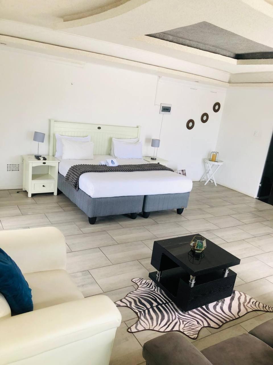 Junior Suite with Pool View - Photo 11