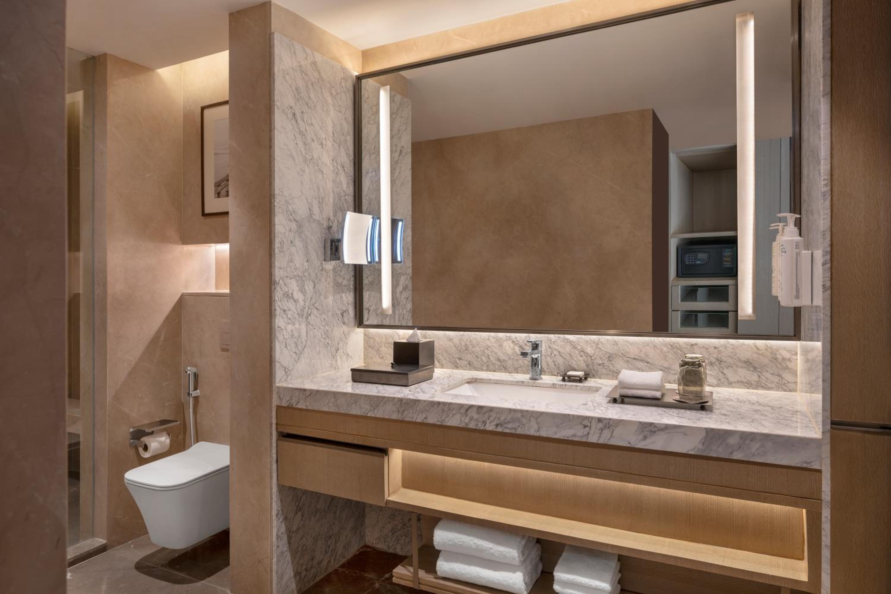 Club Twin Room with Hill View - Executive Lounge Access photo 1