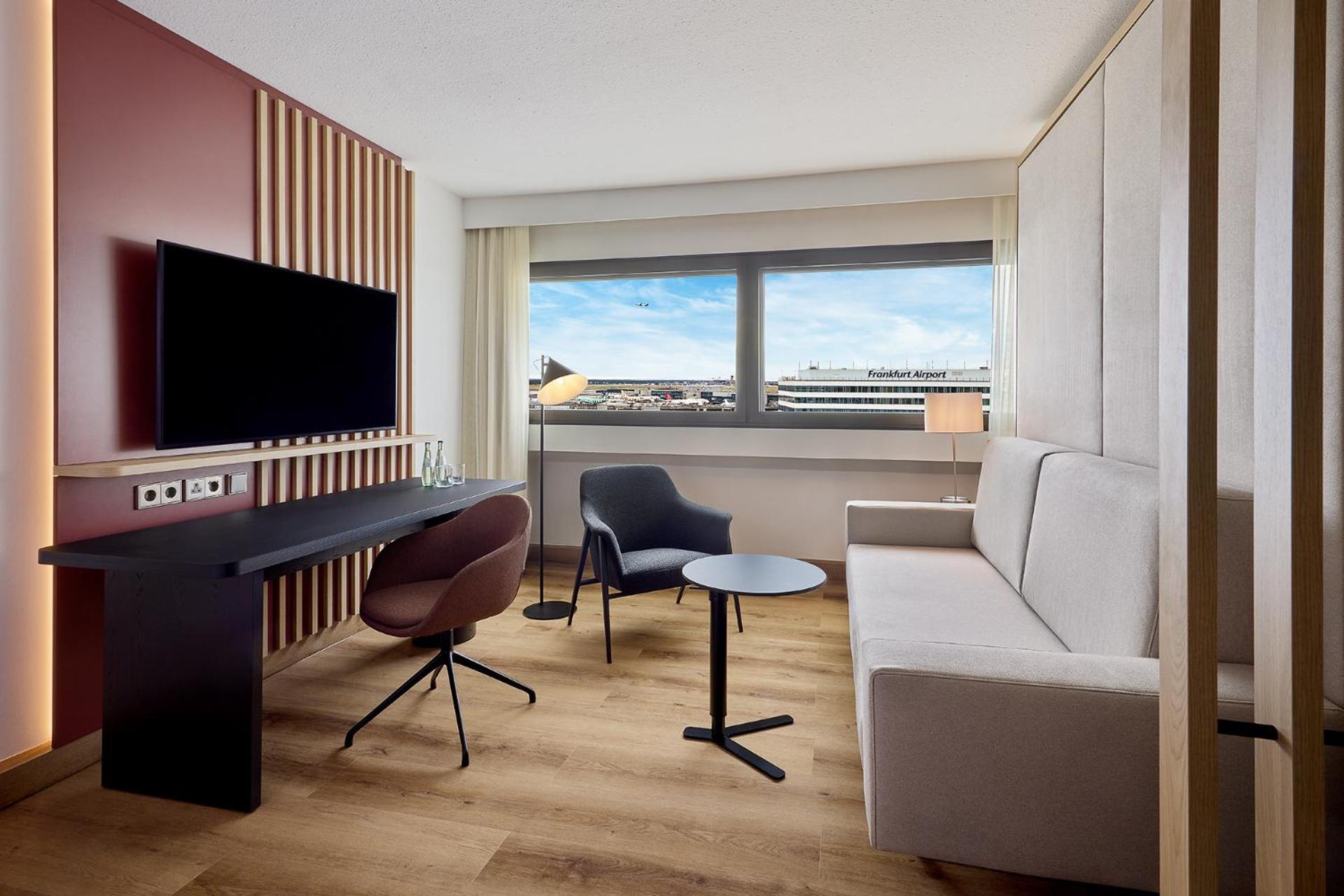 2 Bedroom Apartment with Kitchenette, Bedroom 1: 2 Twin, Bedroom 2: 1 King Murphy