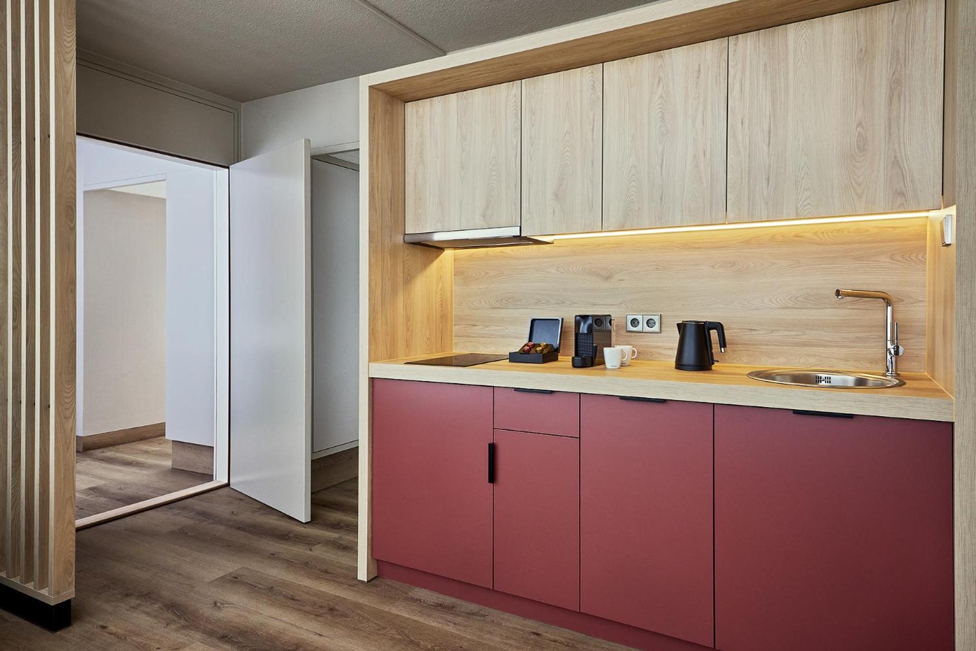 2 Bedroom Apartment with Kitchenette, Bedroom 1: 2 Twin, Bedroom 2: 1 King Murphy