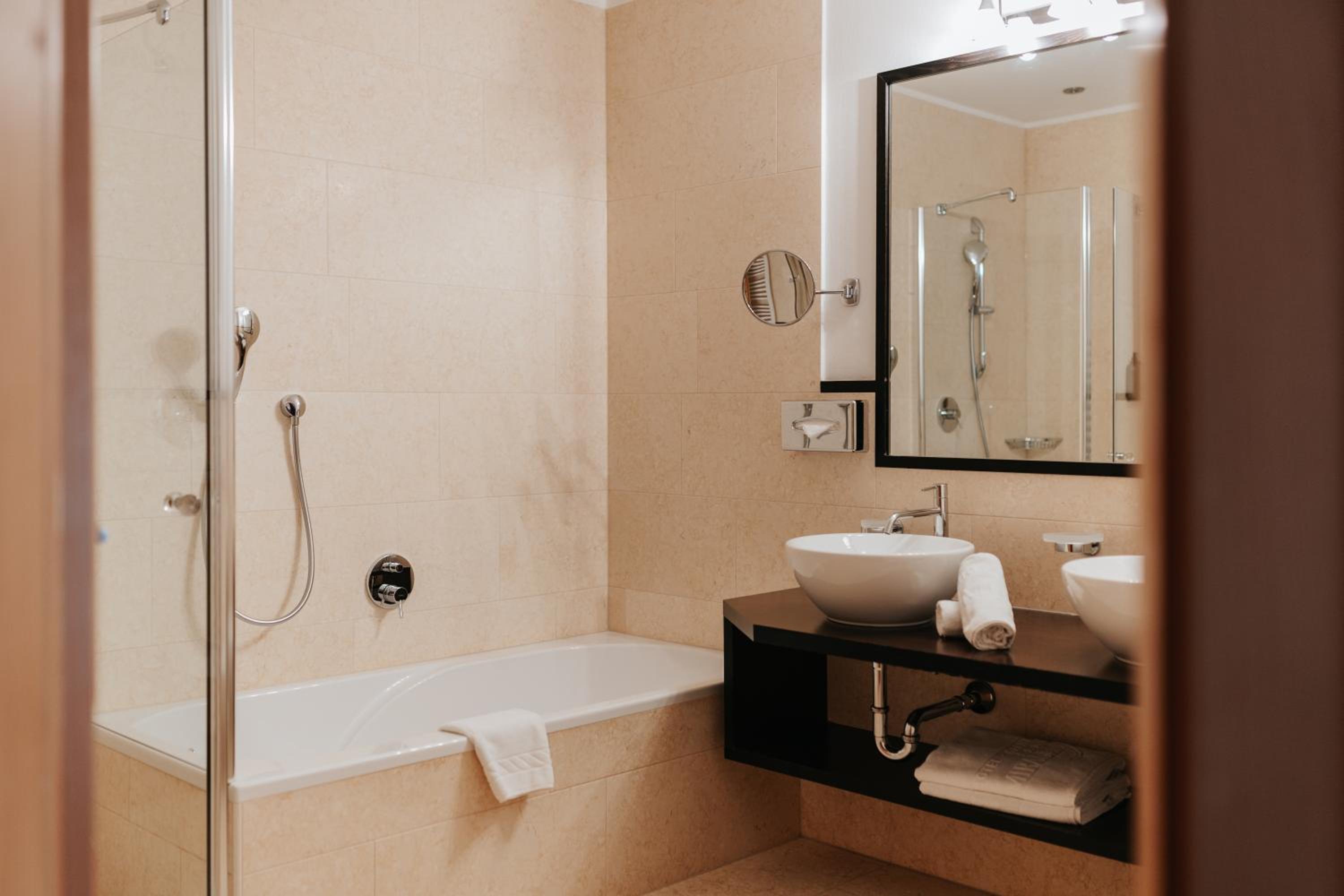 Suite - Photo 3