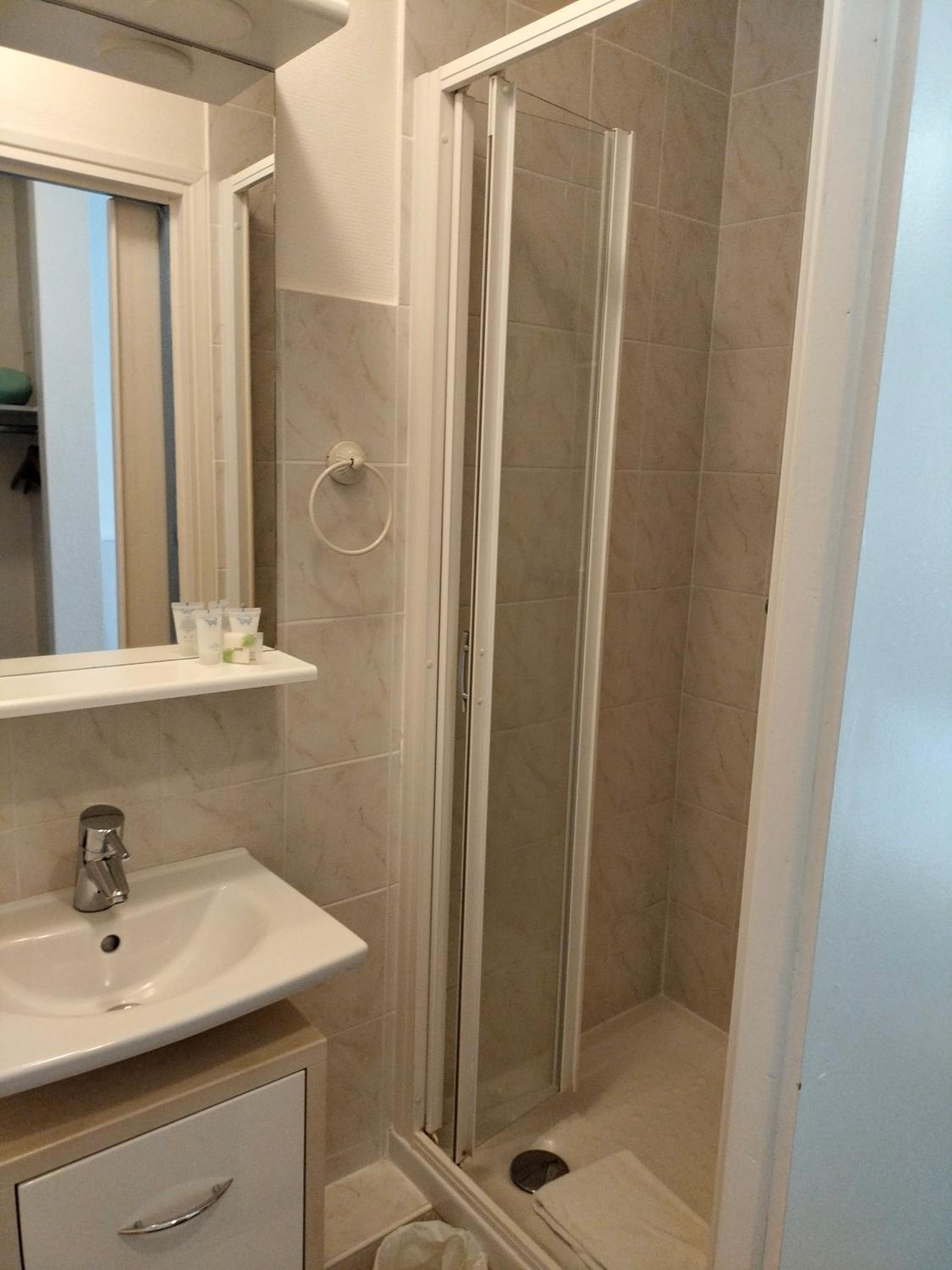 Standard Double Room - Photo 9