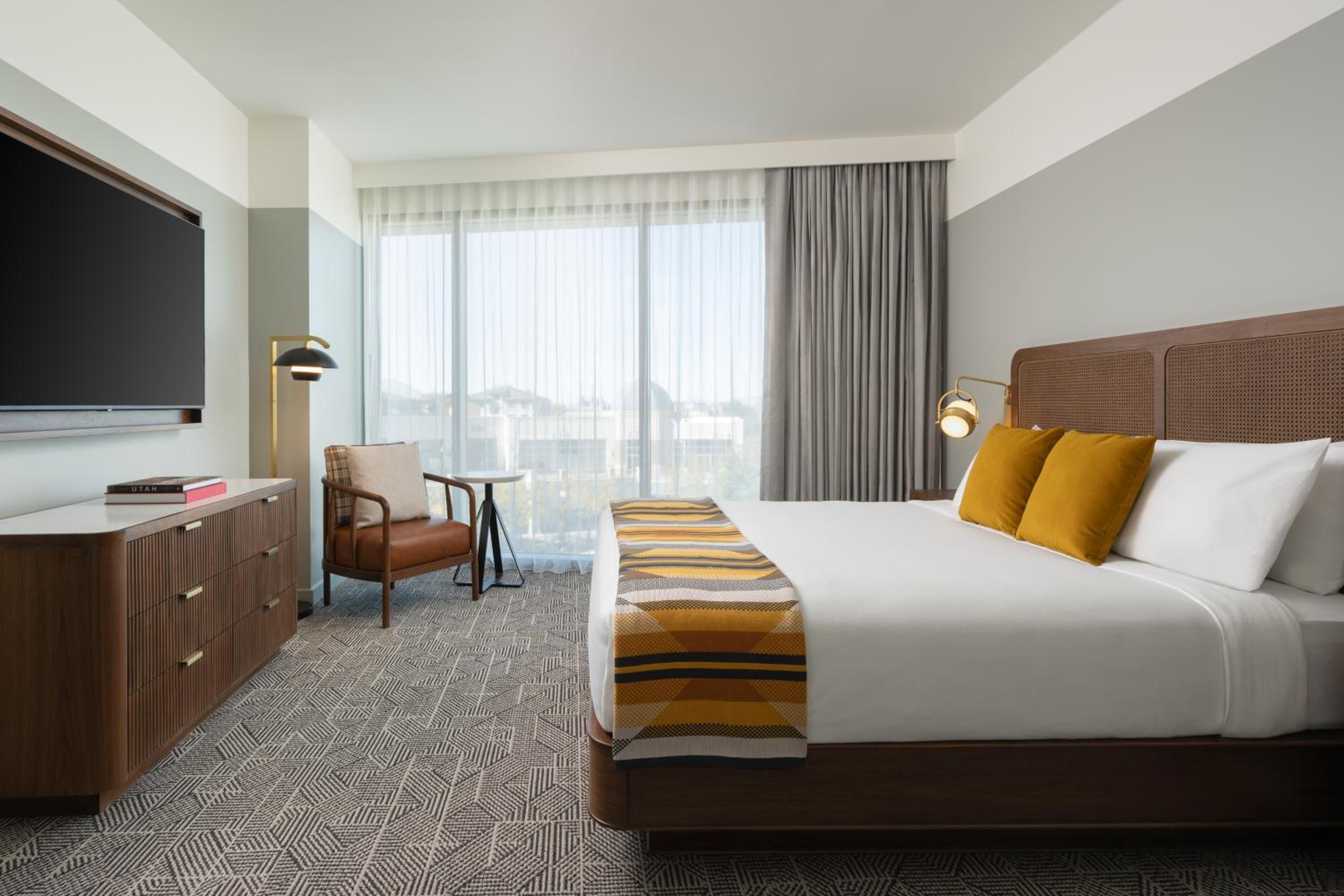 One-Bedroom Tower King Suite with Sofa Bed and Balcony - Photo 6