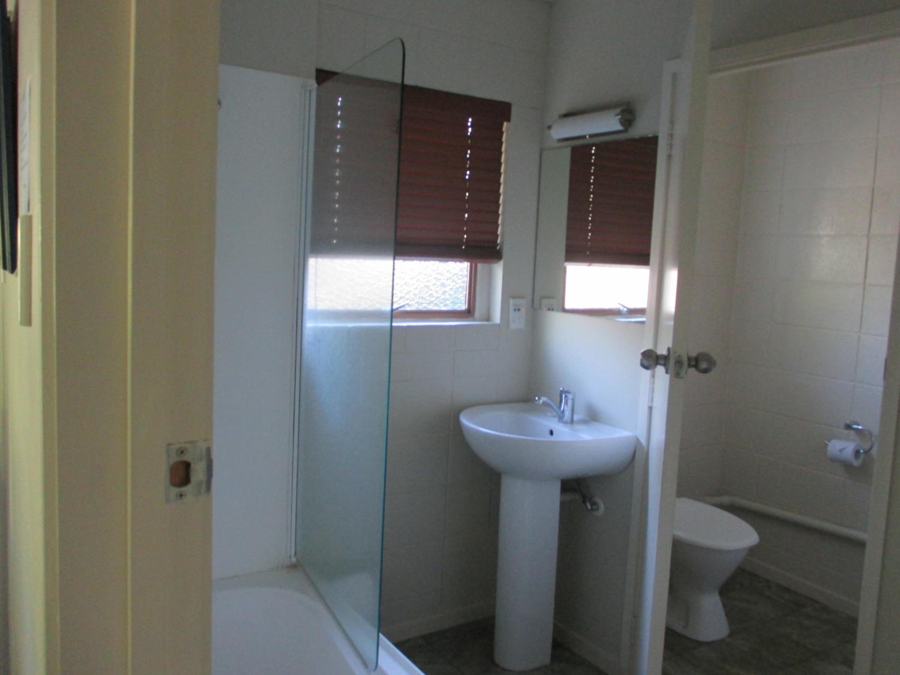 Deluxe Family Suite - Photo 26