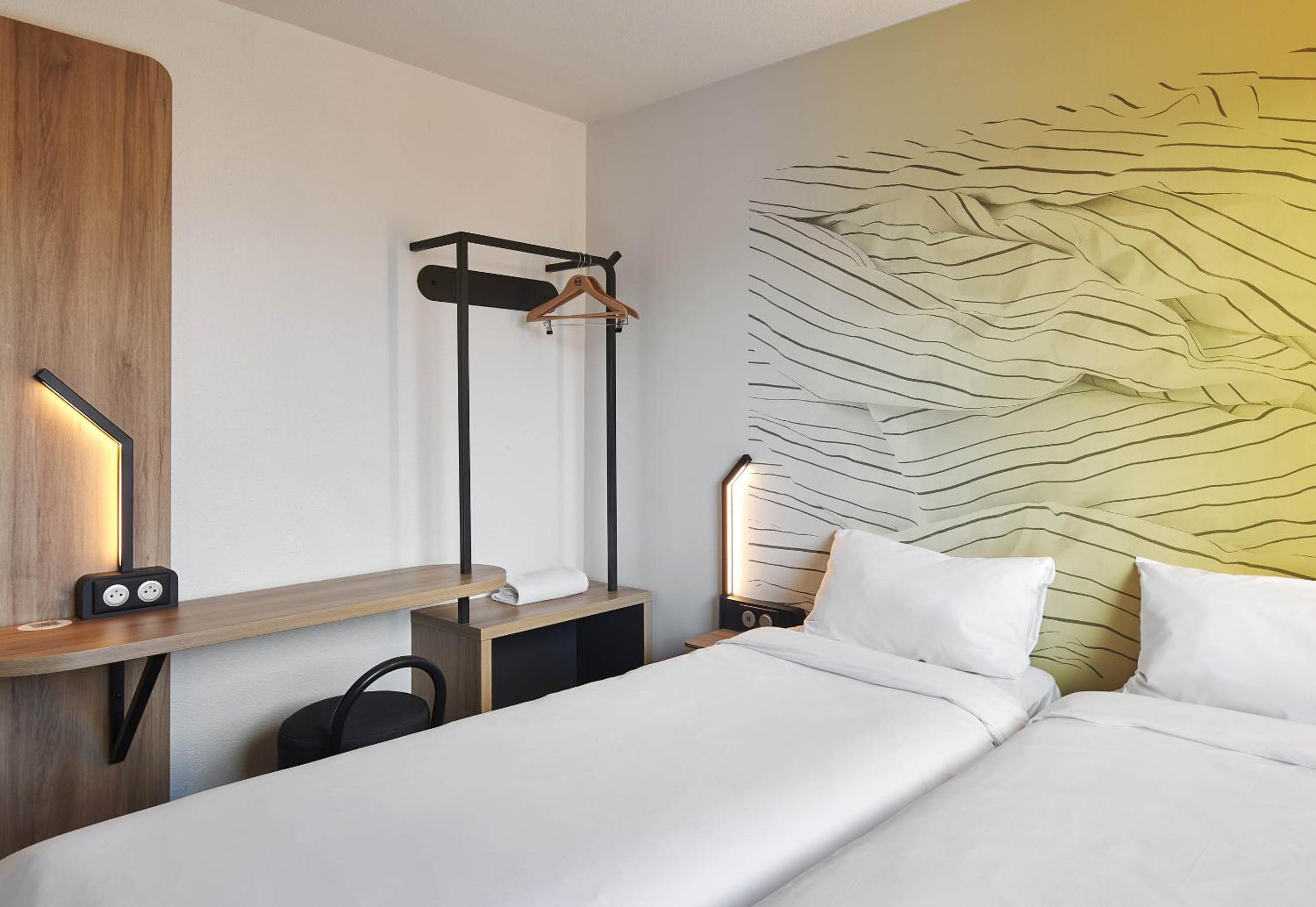 Standard Twin Room thumbnail 5