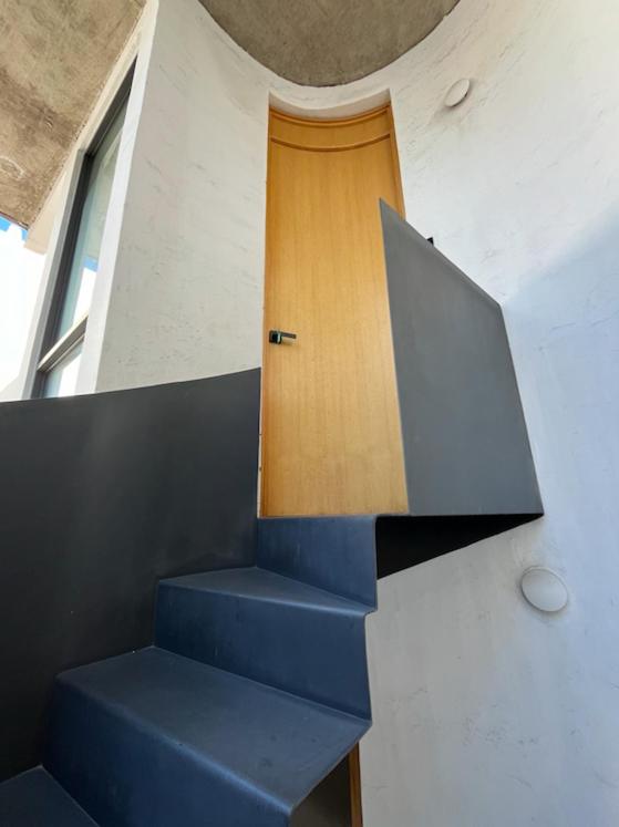 Six-Bedroom House photo 3