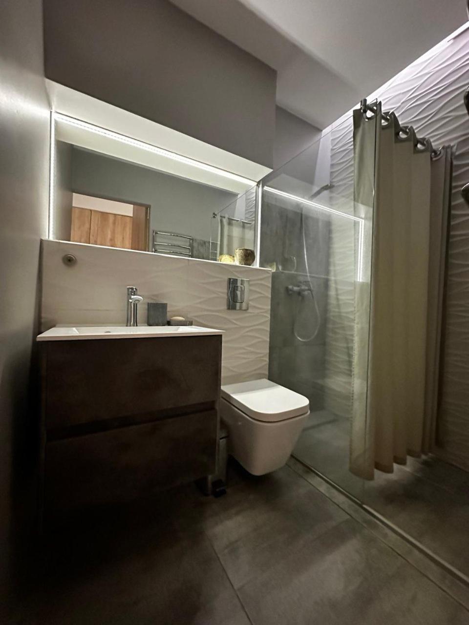 Three-Bedroom Apartment with Mountain View photo 1