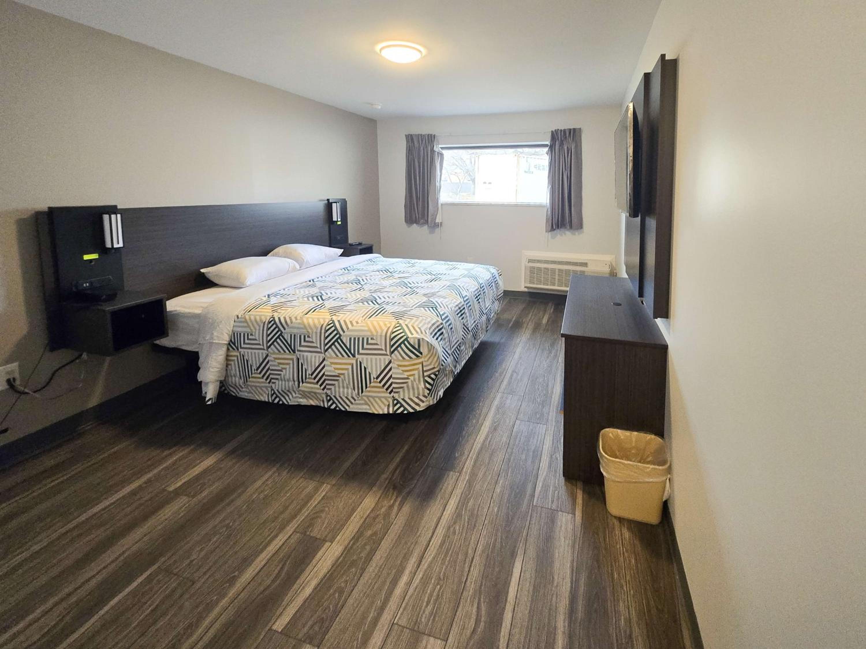 Standard King Room - Non-Smoking  - Photo 3