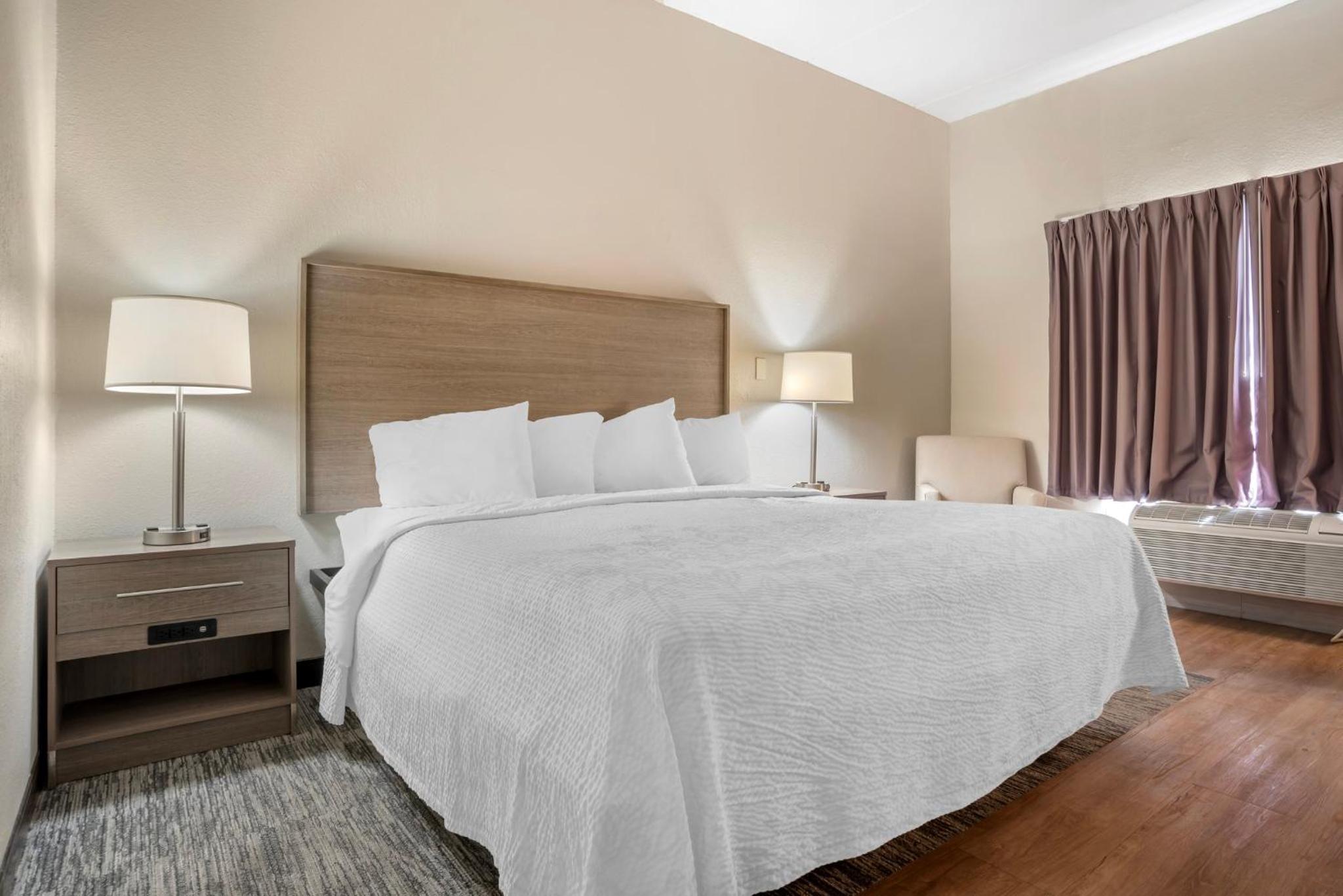 Premium King Room Smoke Free (Upgraded Bedding and Snack Box) - Photo 1