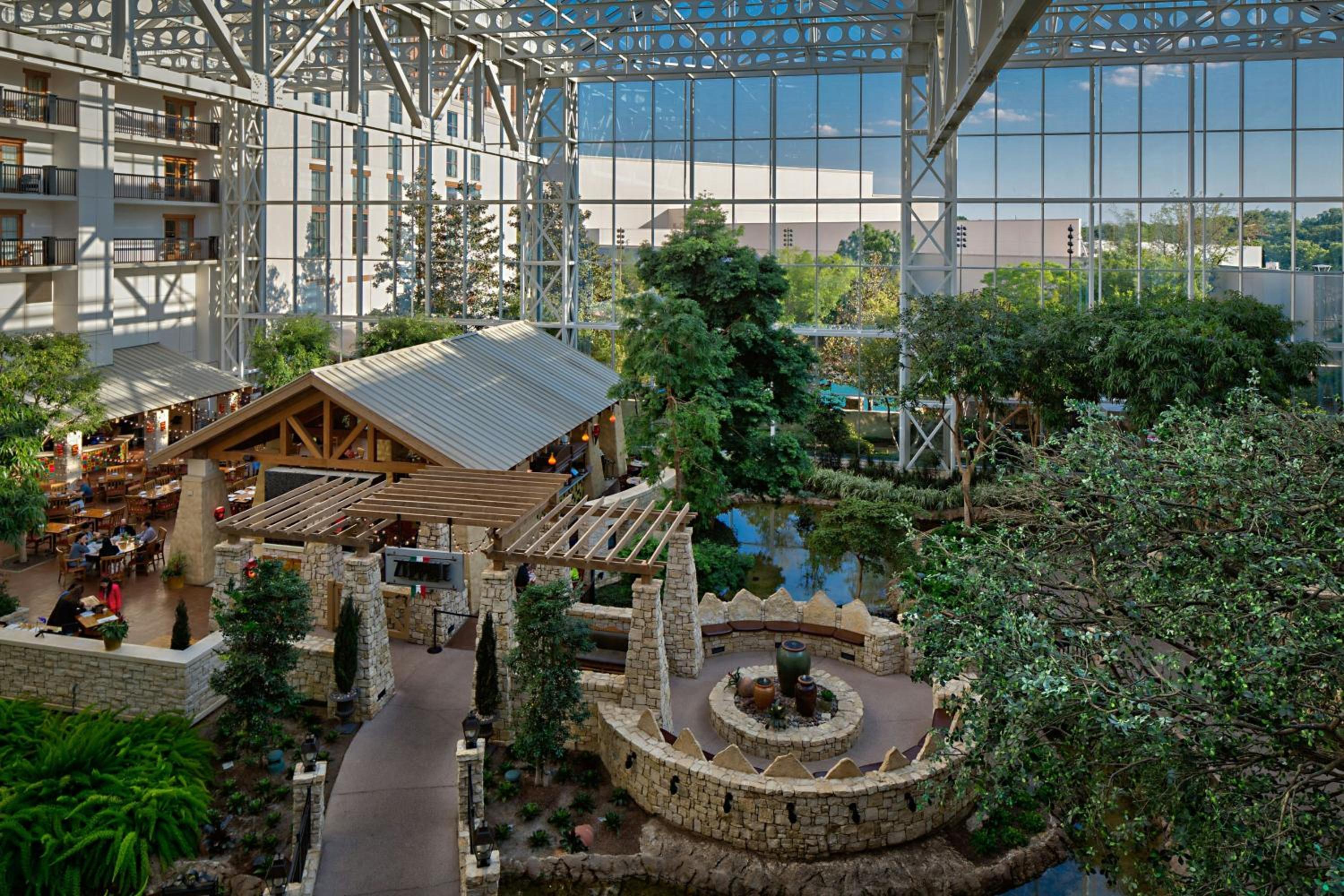 King Room with Partial Atrium View - Hearing Accessible