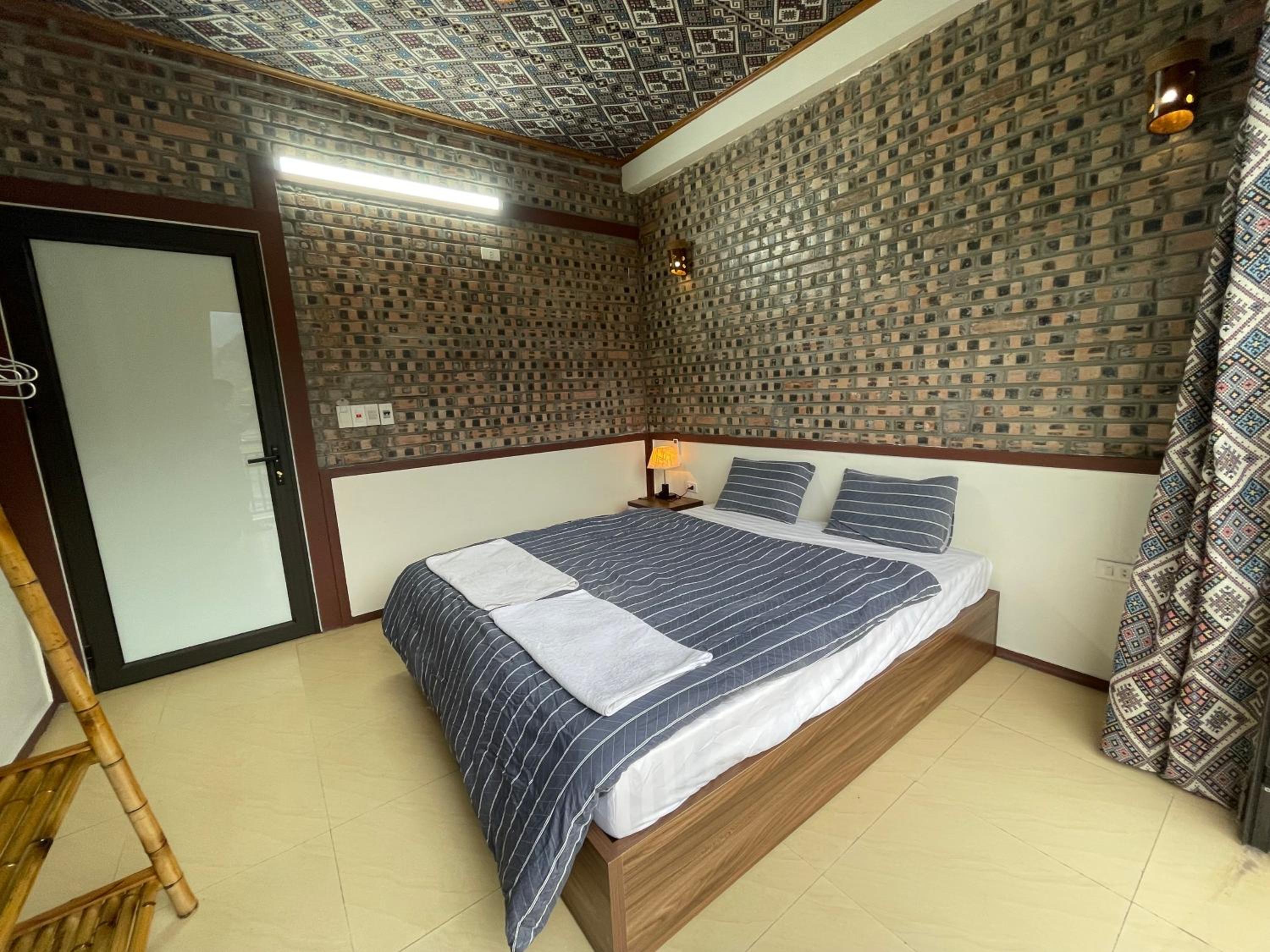 King Room with Balcony - Photo 6