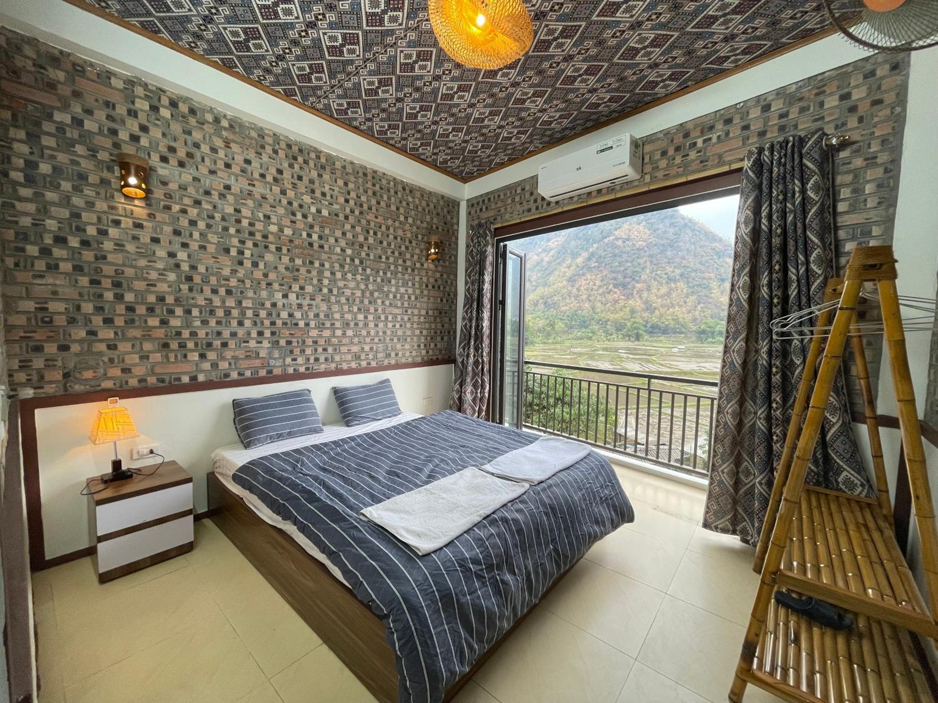 King Room with Balcony - Photo 7