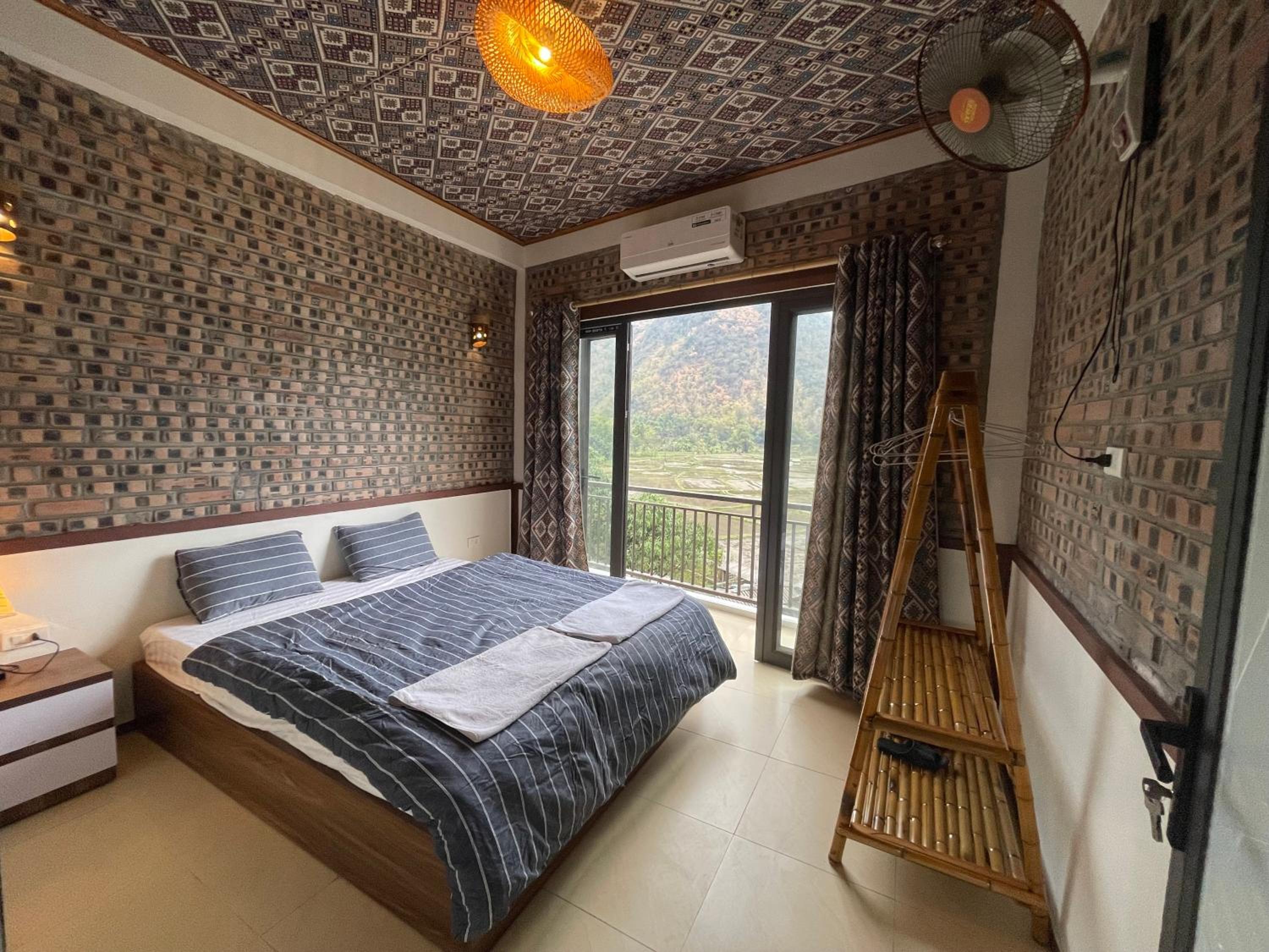 King Room with Balcony - Photo 8