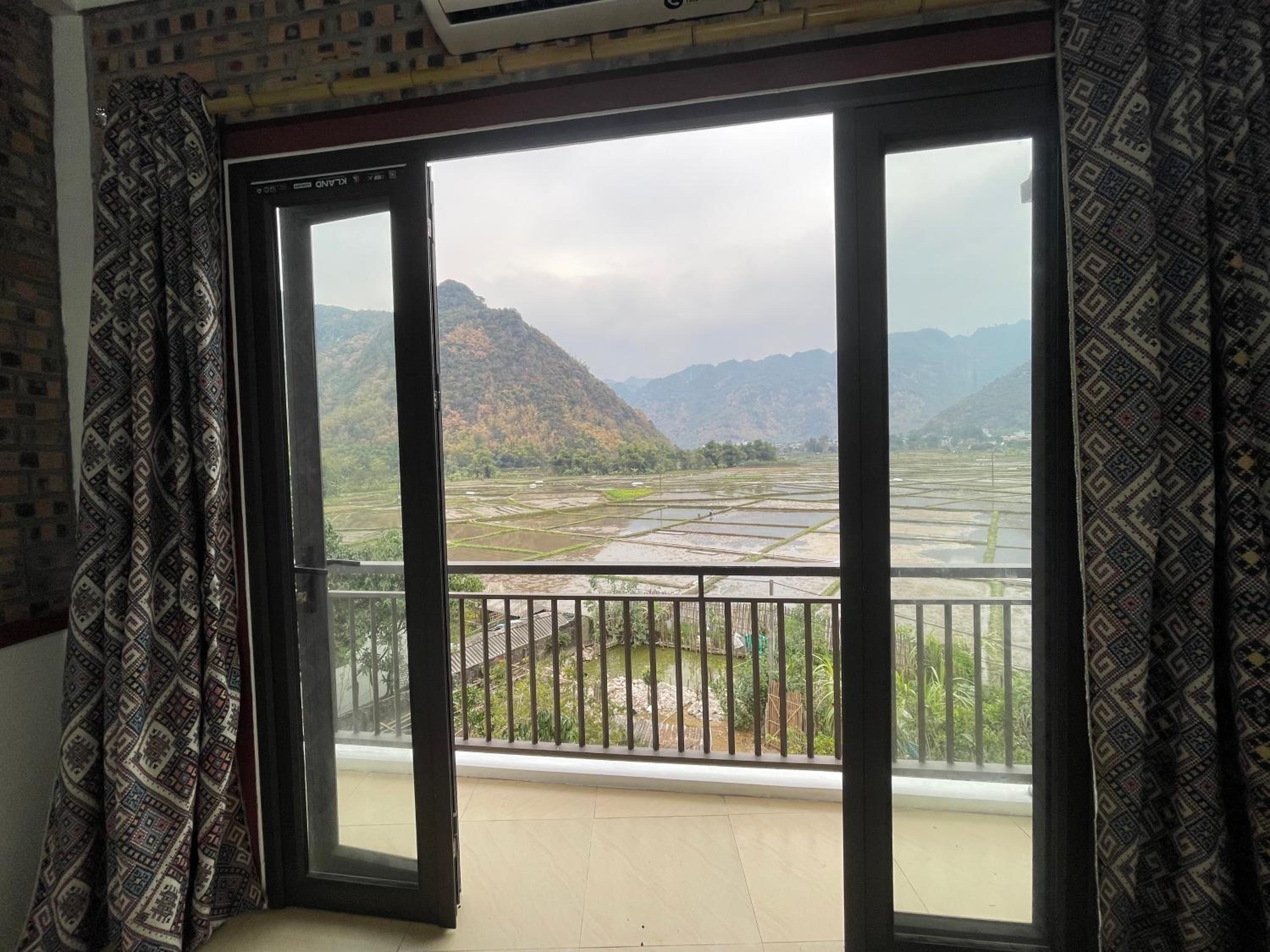 King Room with Balcony - Photo 9
