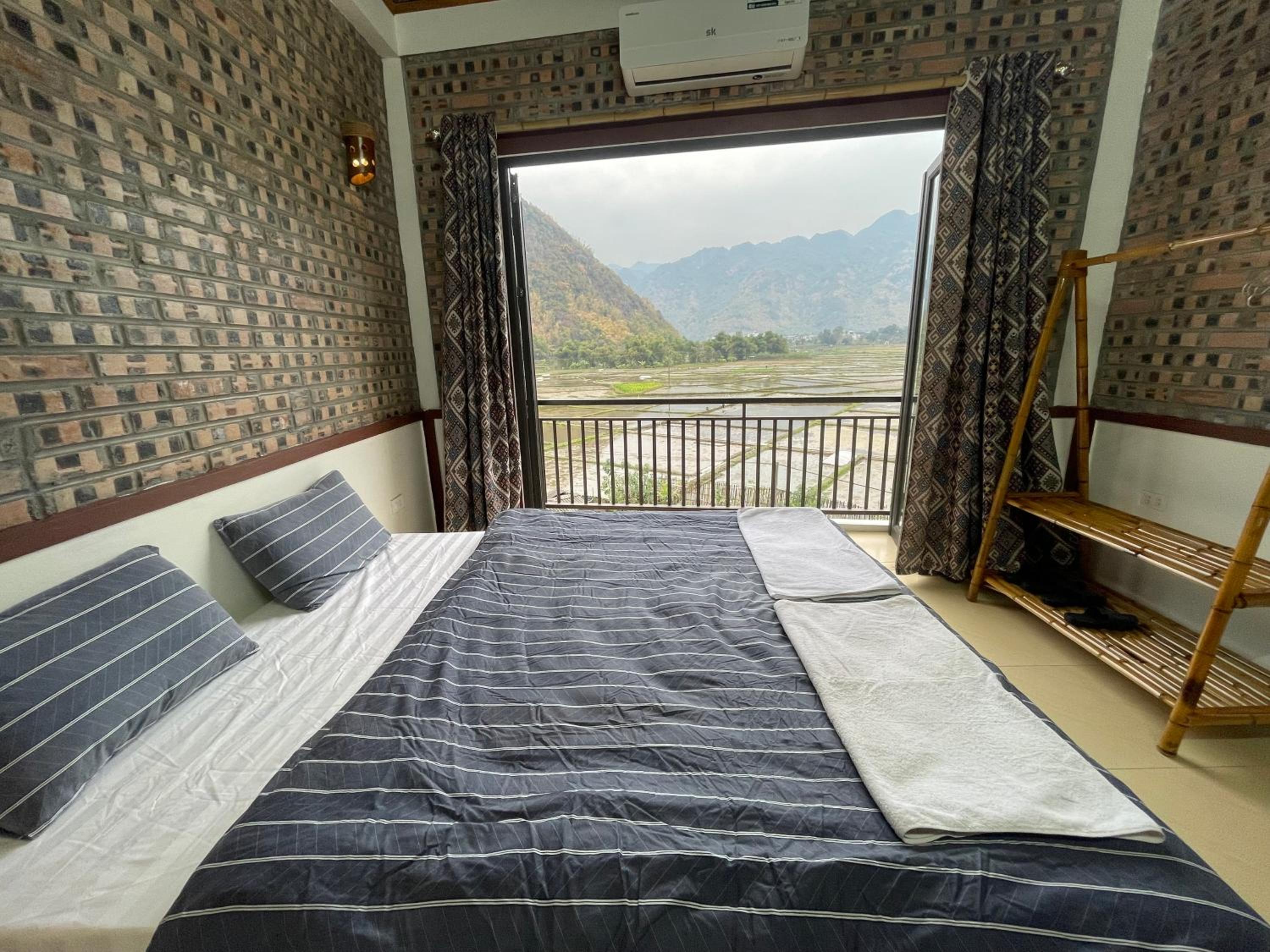 King Room with Balcony - Photo 4