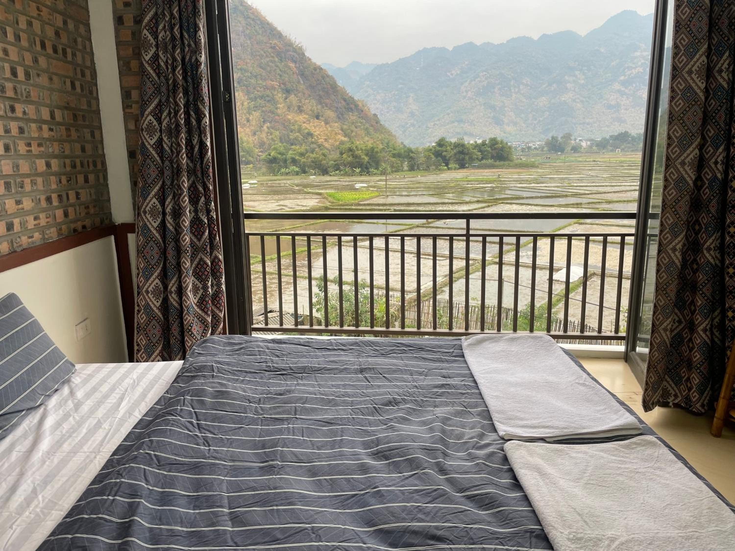 King Room with Balcony - Photo 10