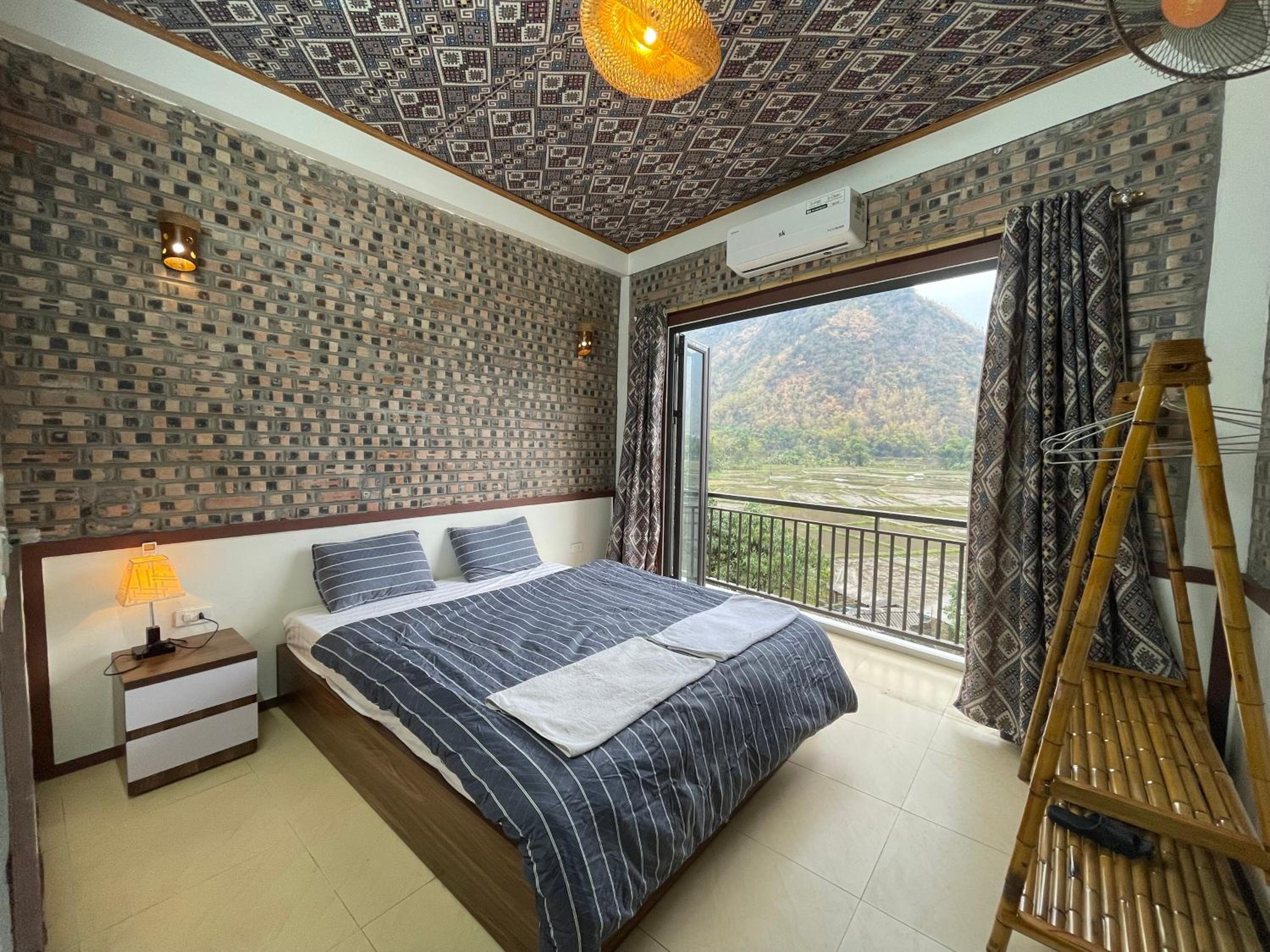 King Room with Balcony - Photo 11