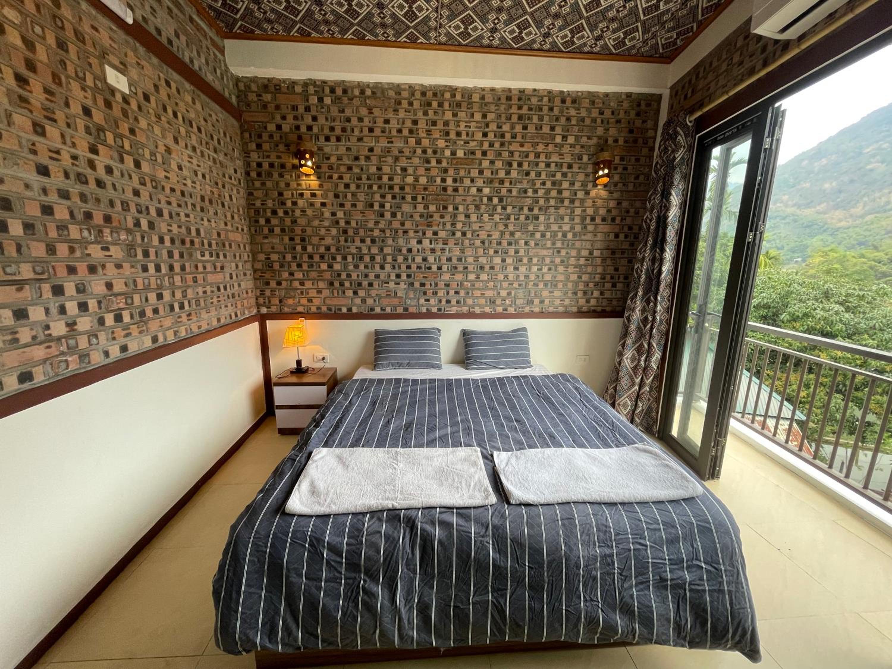 King Room with Balcony - Photo 2