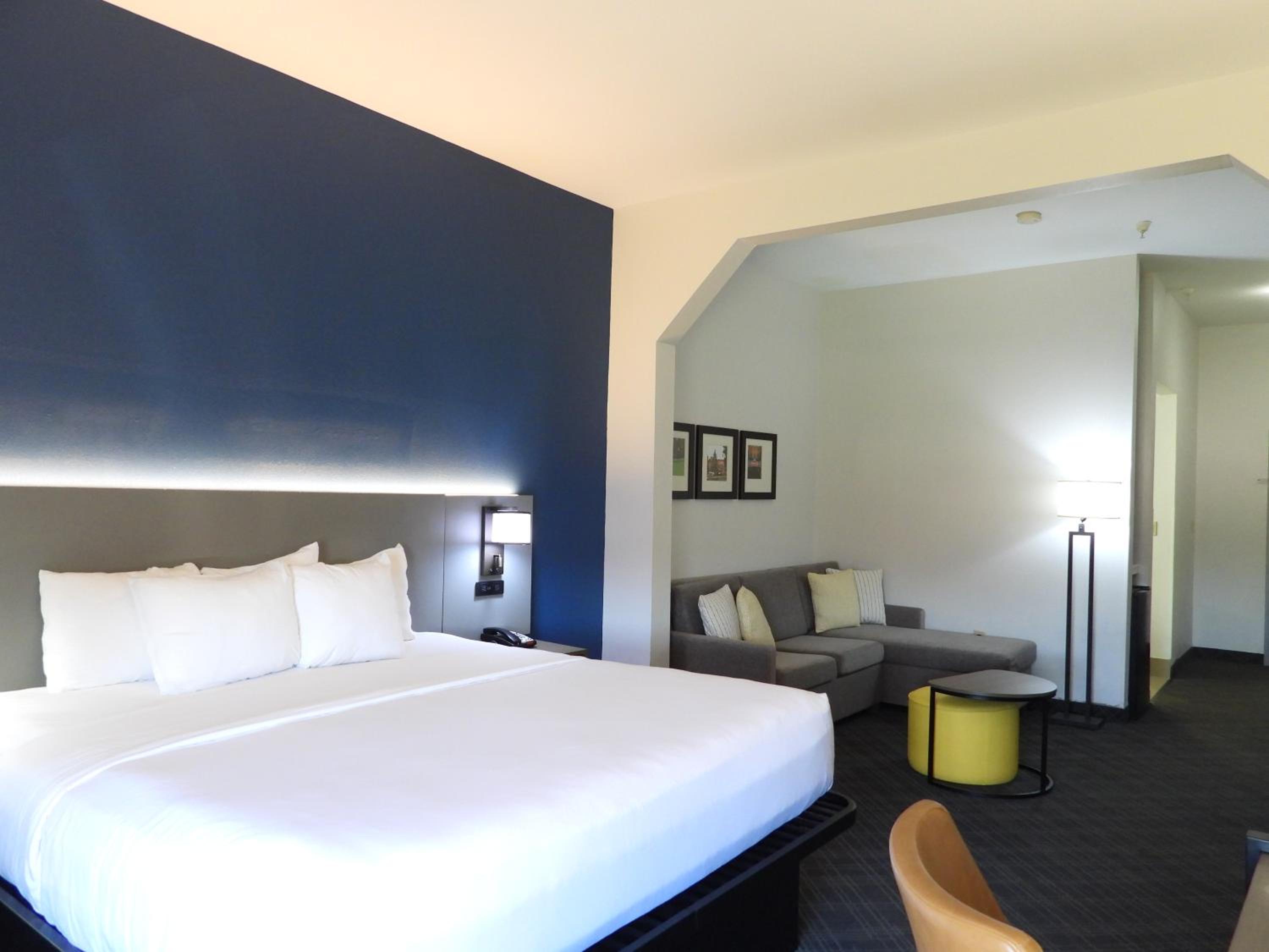 King Suite - Accessible/Non-Smoking - Photo 2