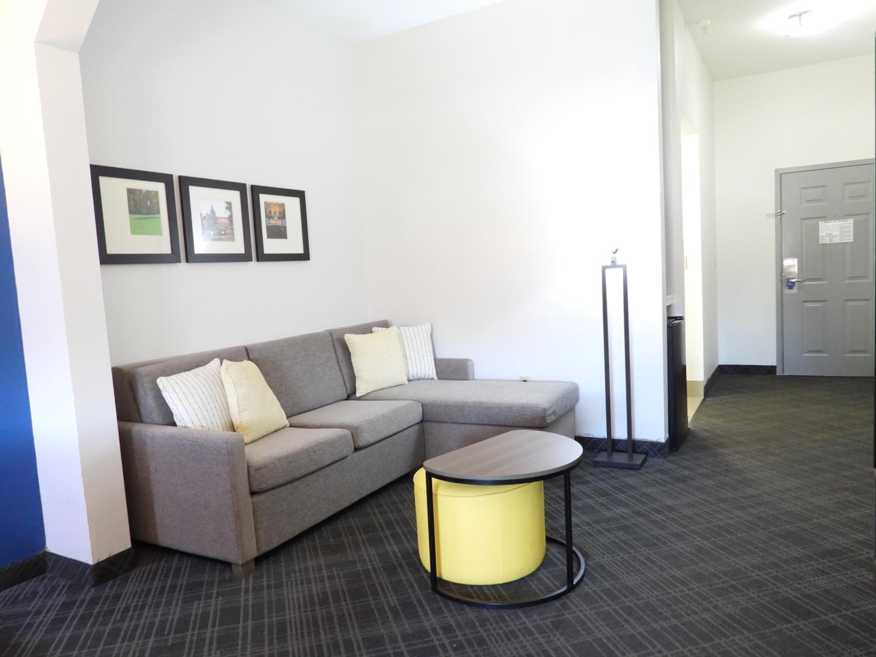 King Suite - Accessible/Non-Smoking - Photo 6