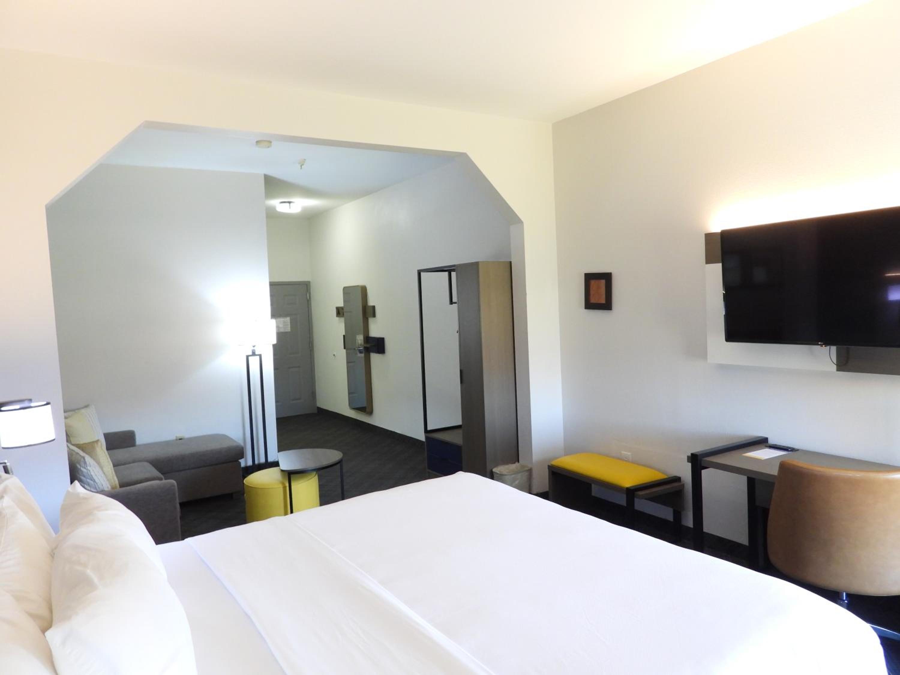 King Suite - Accessible/Non-Smoking - Photo 3