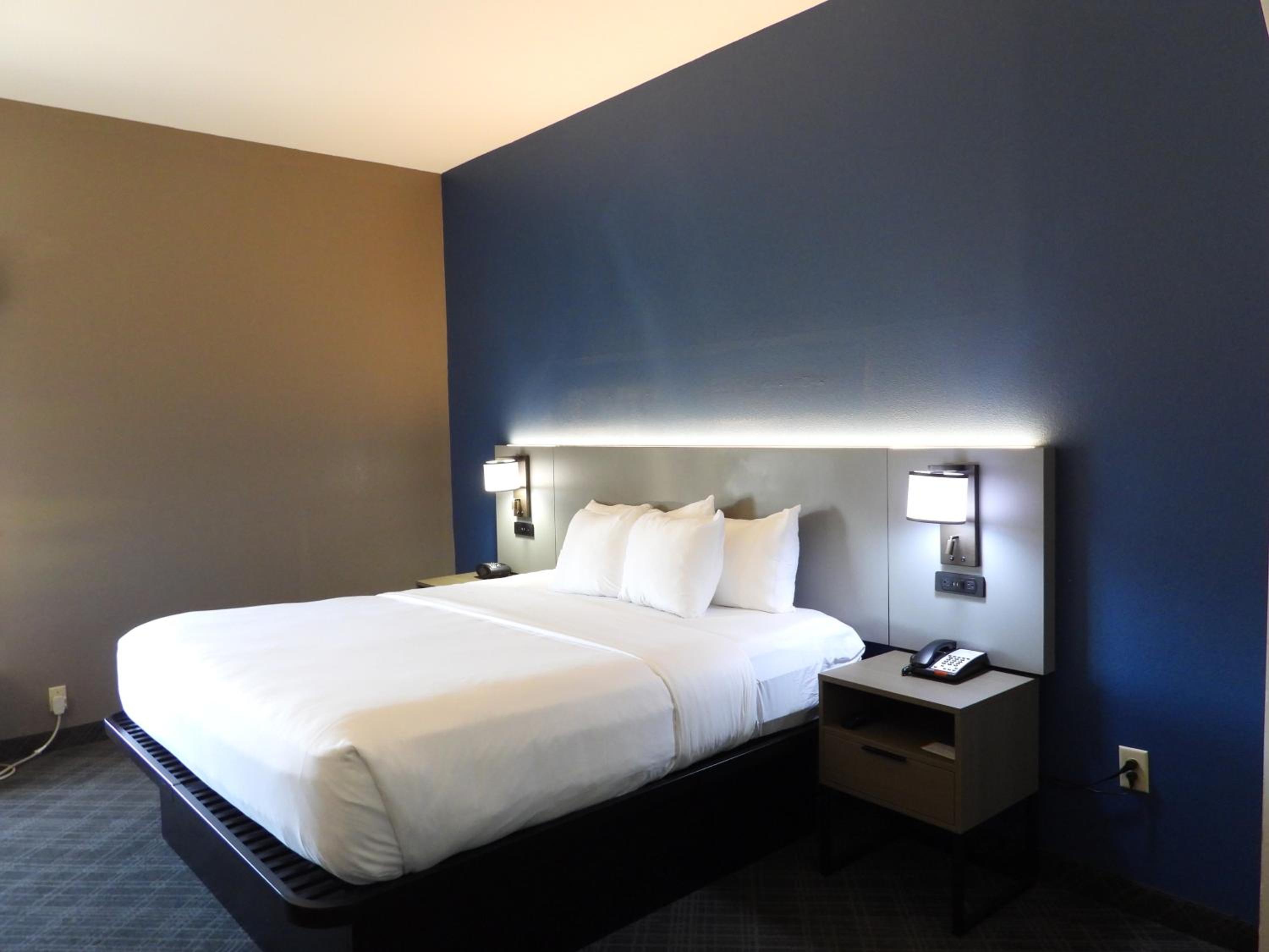 King Suite - Accessible/Non-Smoking - Photo 4