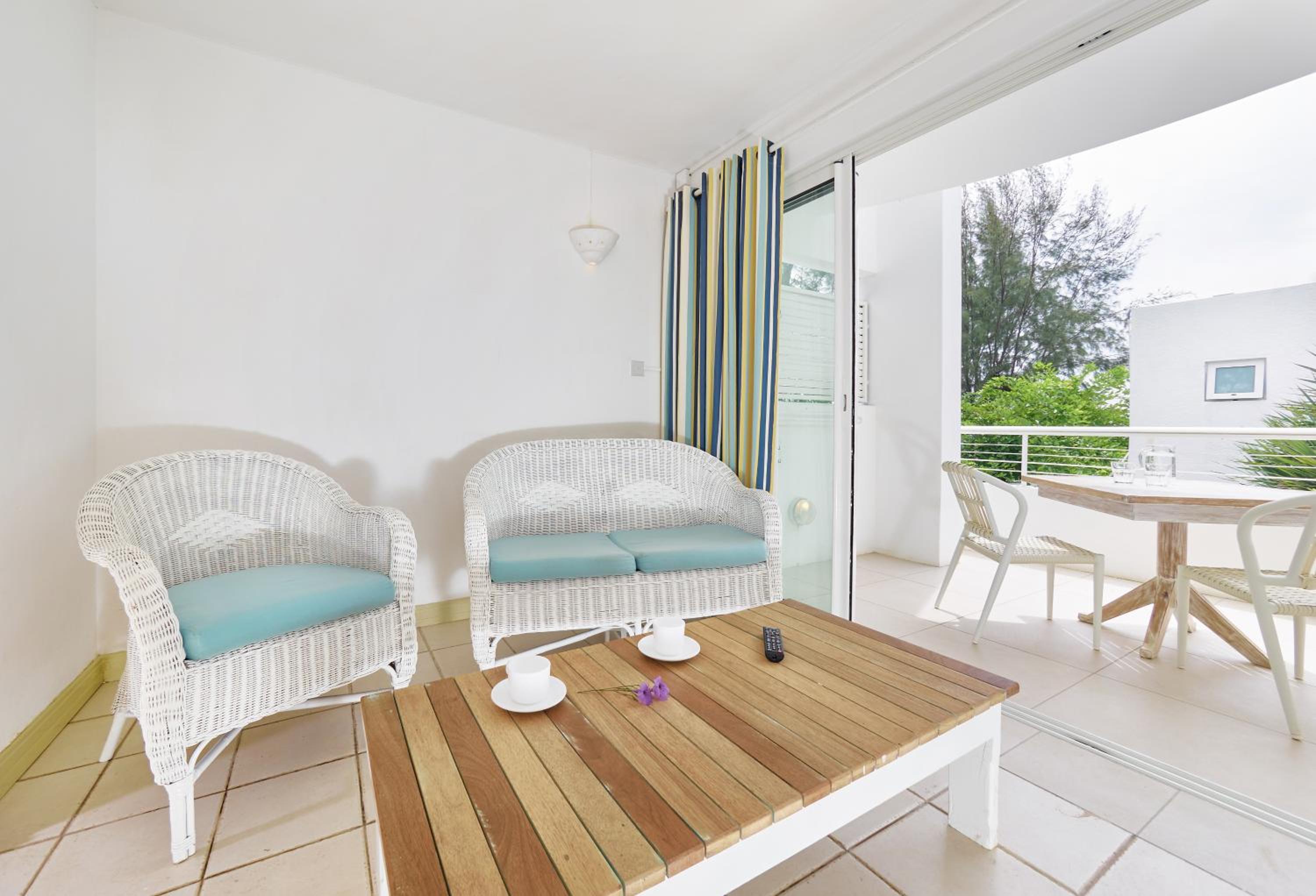 One-Bedroom Loft with Partial Sea and Garden View photo 2
