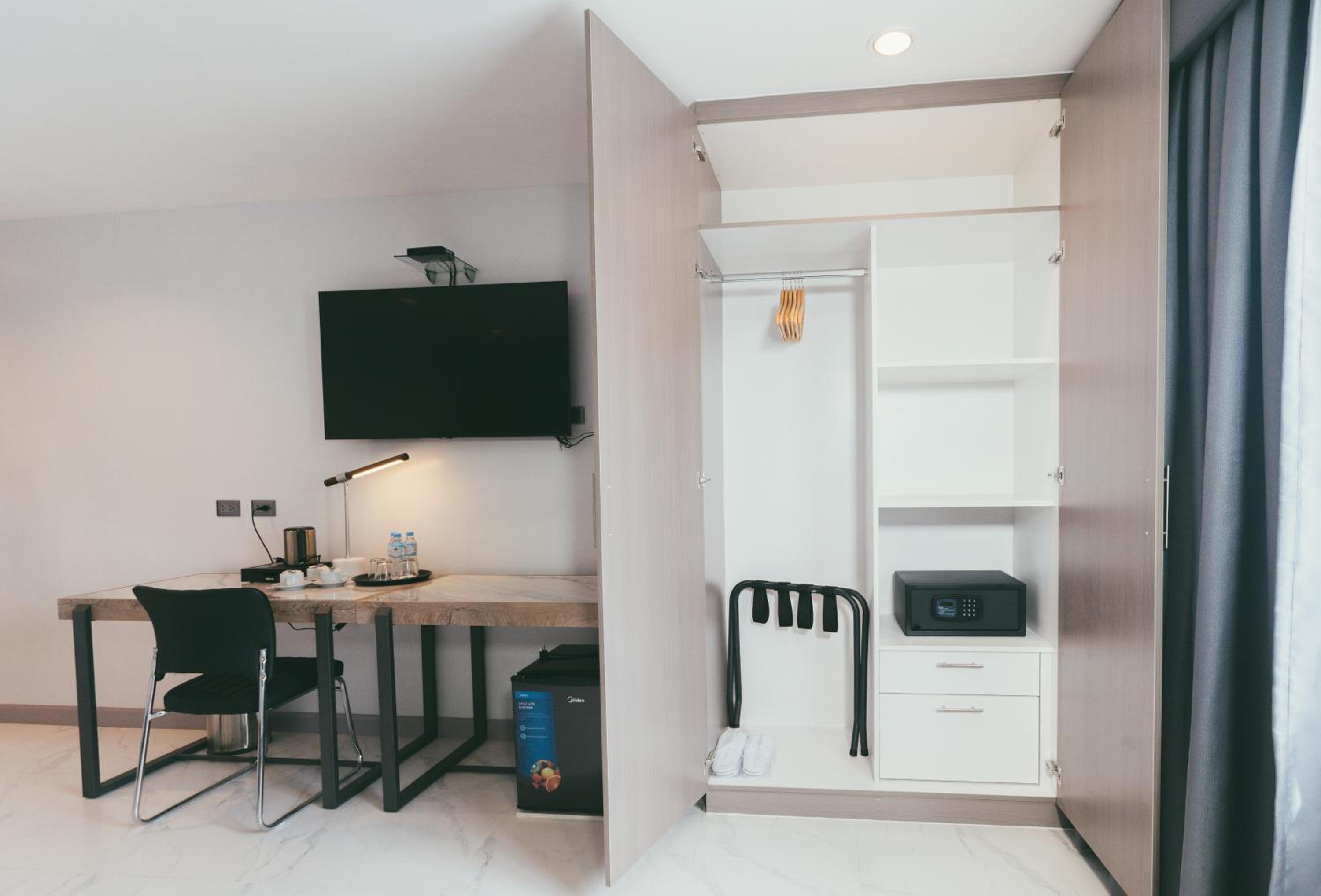 Premium Executive Suite - Photo 7