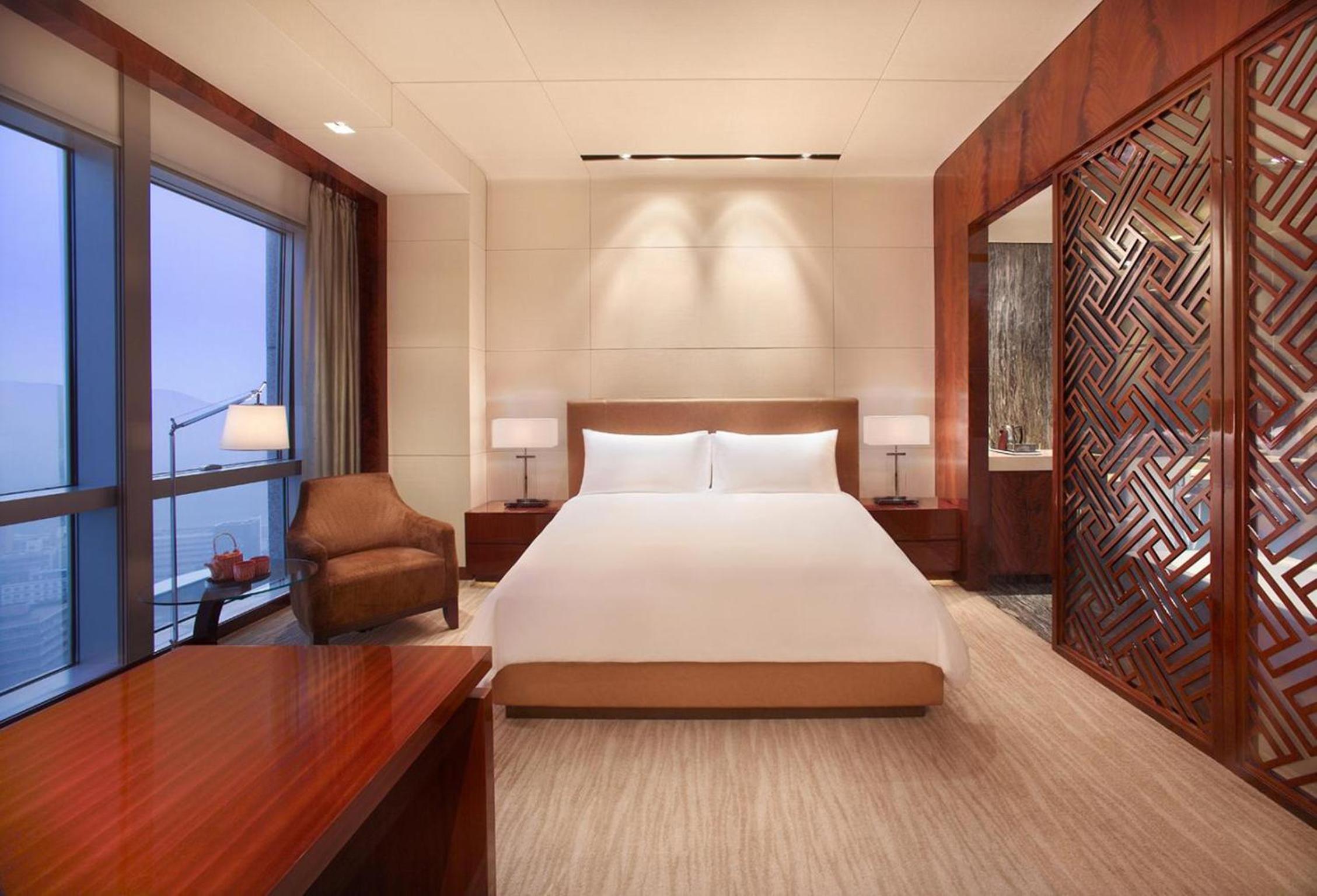 King Room with Club Access - Photo 4