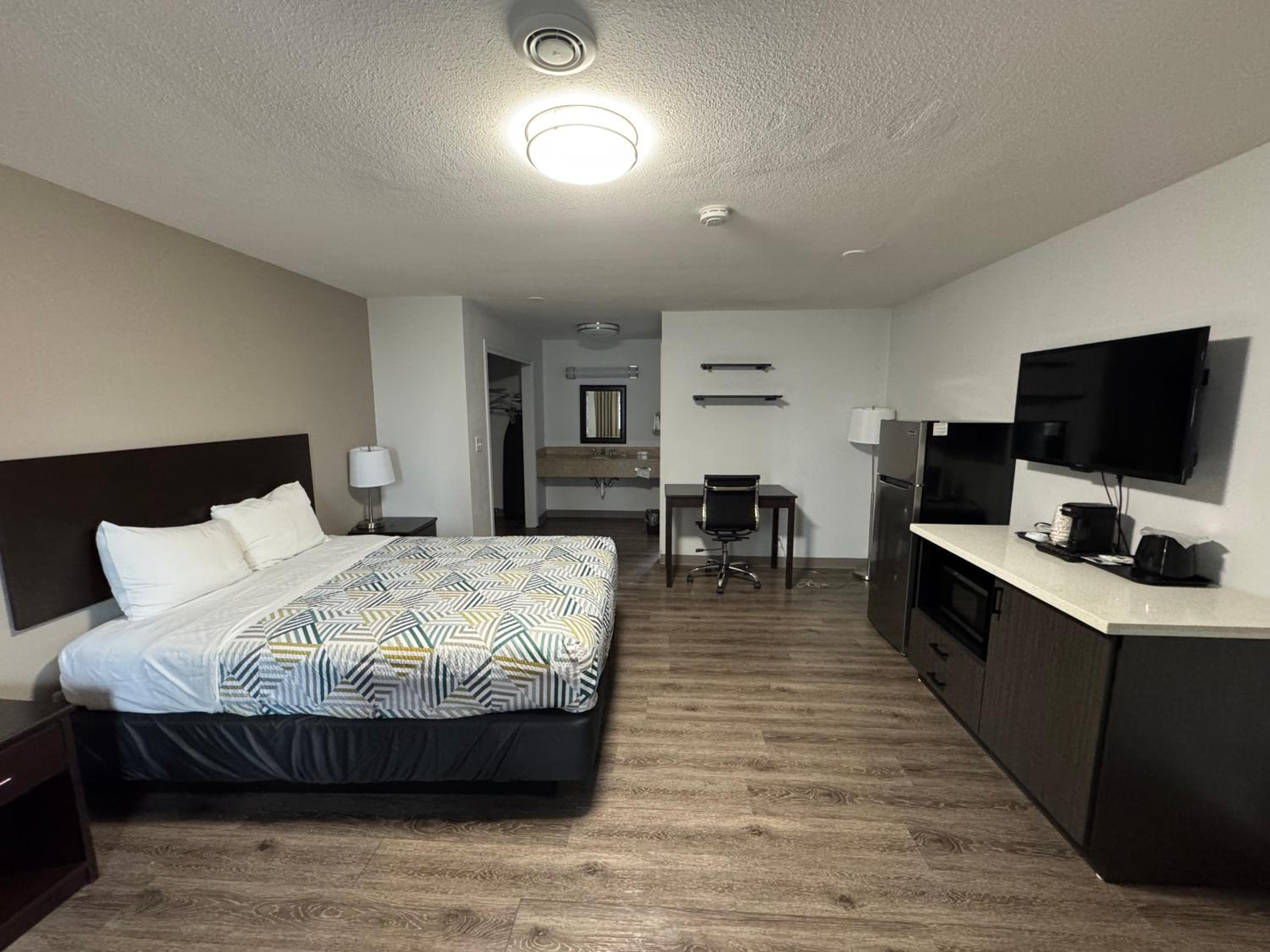 1 QUEEN BED | SUITE, NSMK, MICFRIDGE photo 1
