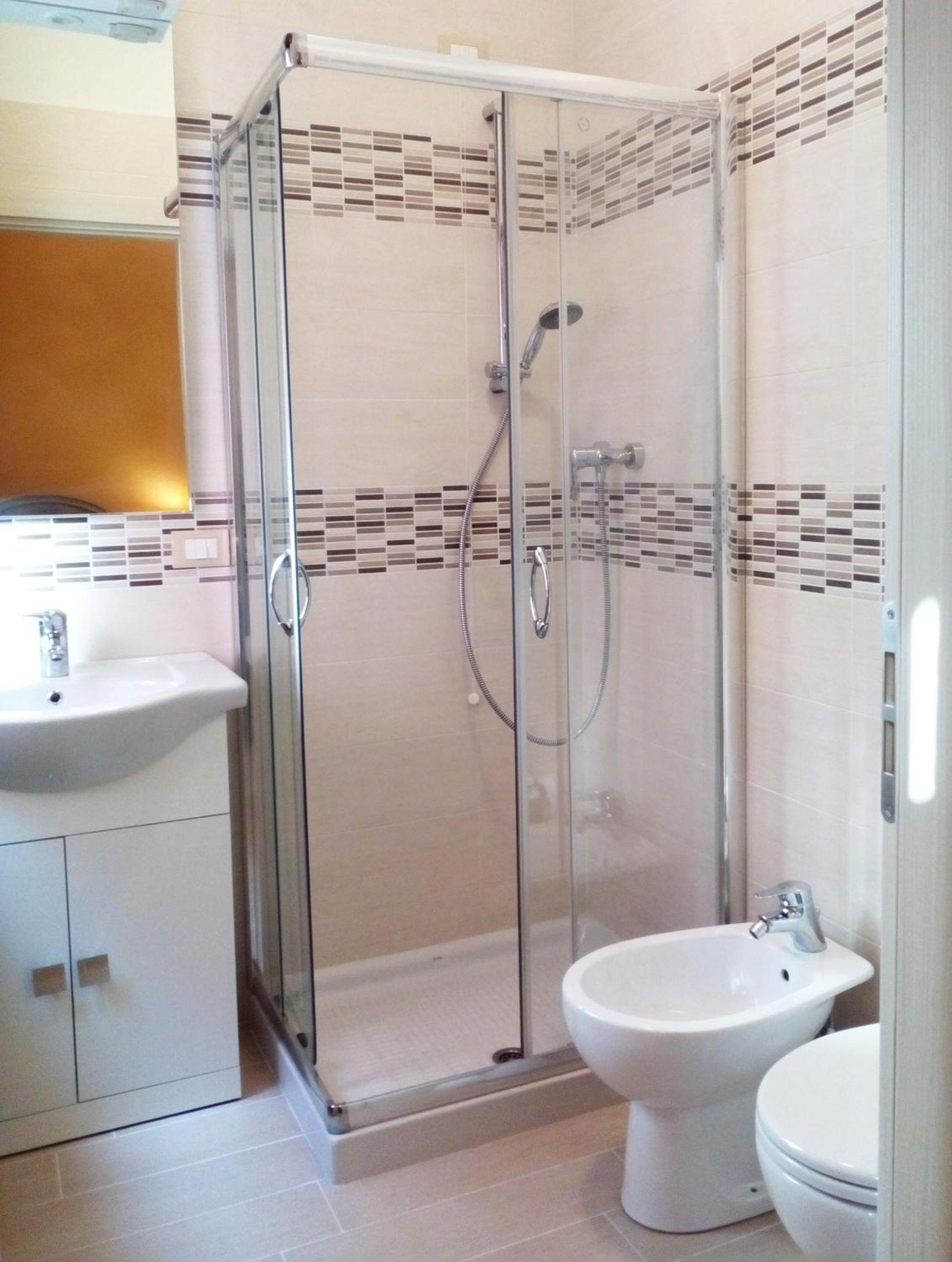 Family Room with Private Bathroom - Photo 4