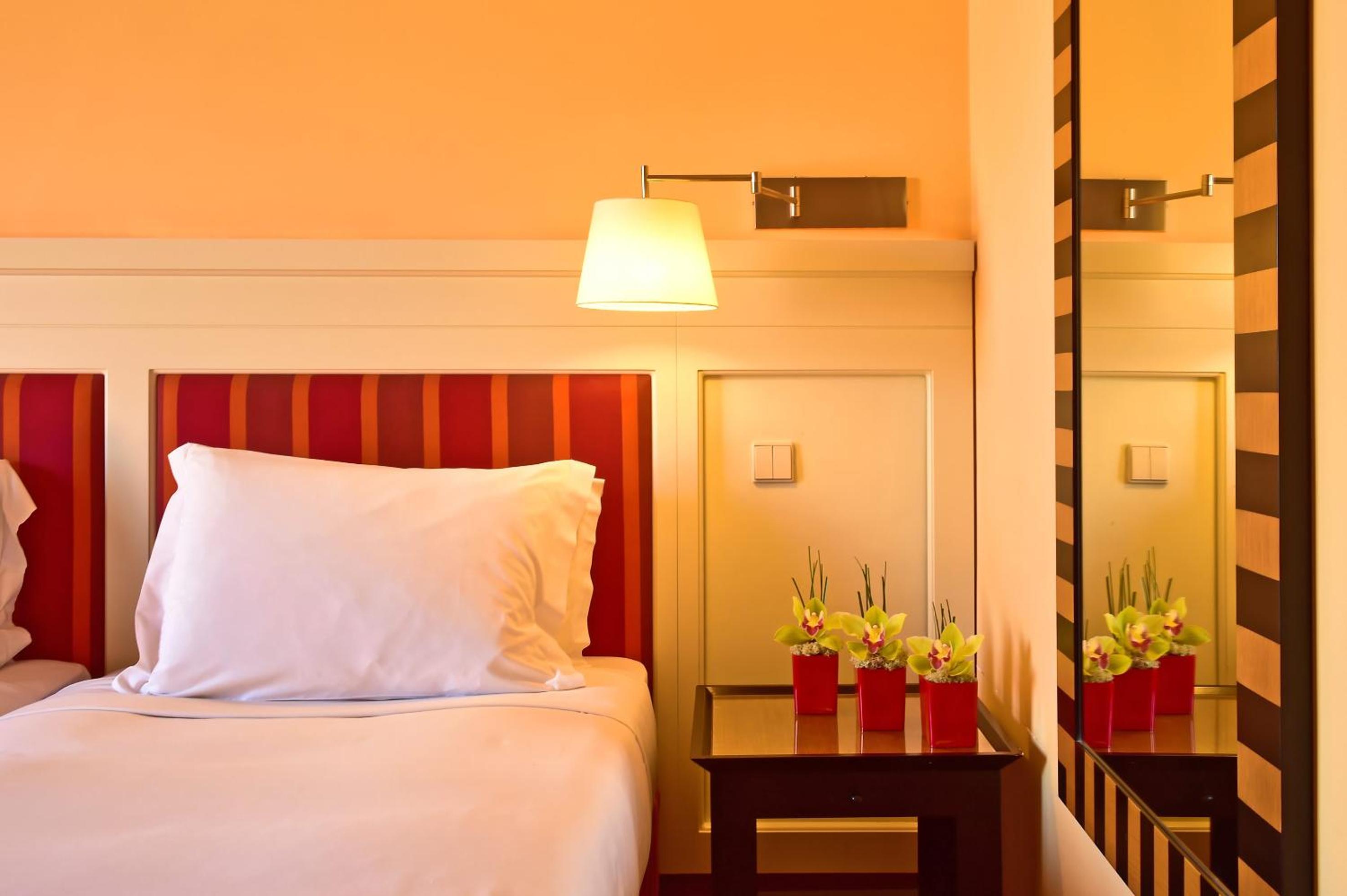Double or Twin Room with Garden View - Photo 3