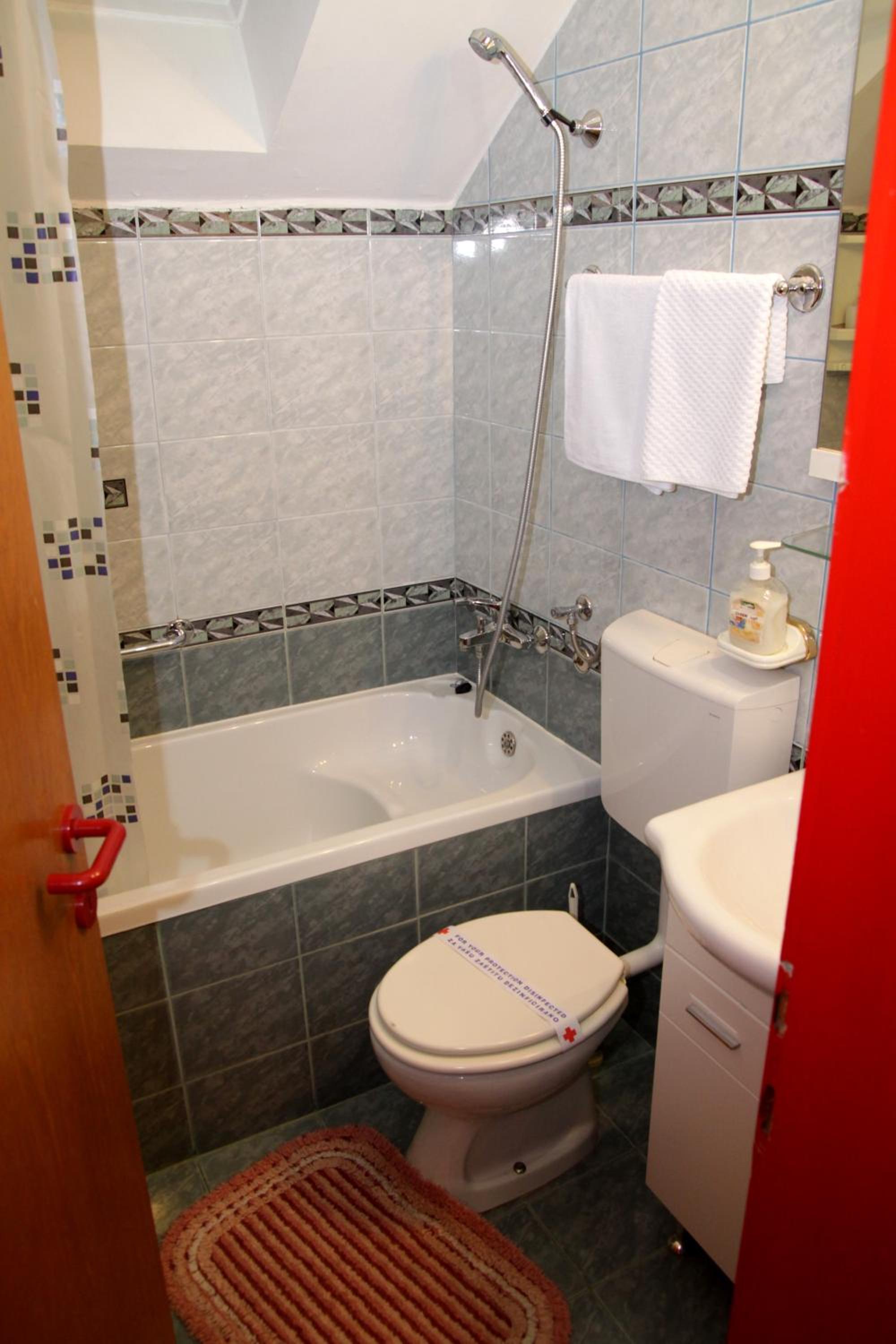 Single Room with Bathroom photo 2