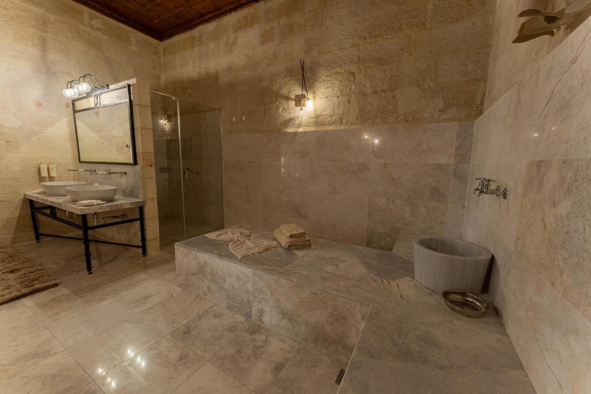 Legacy Suite - Photo 6