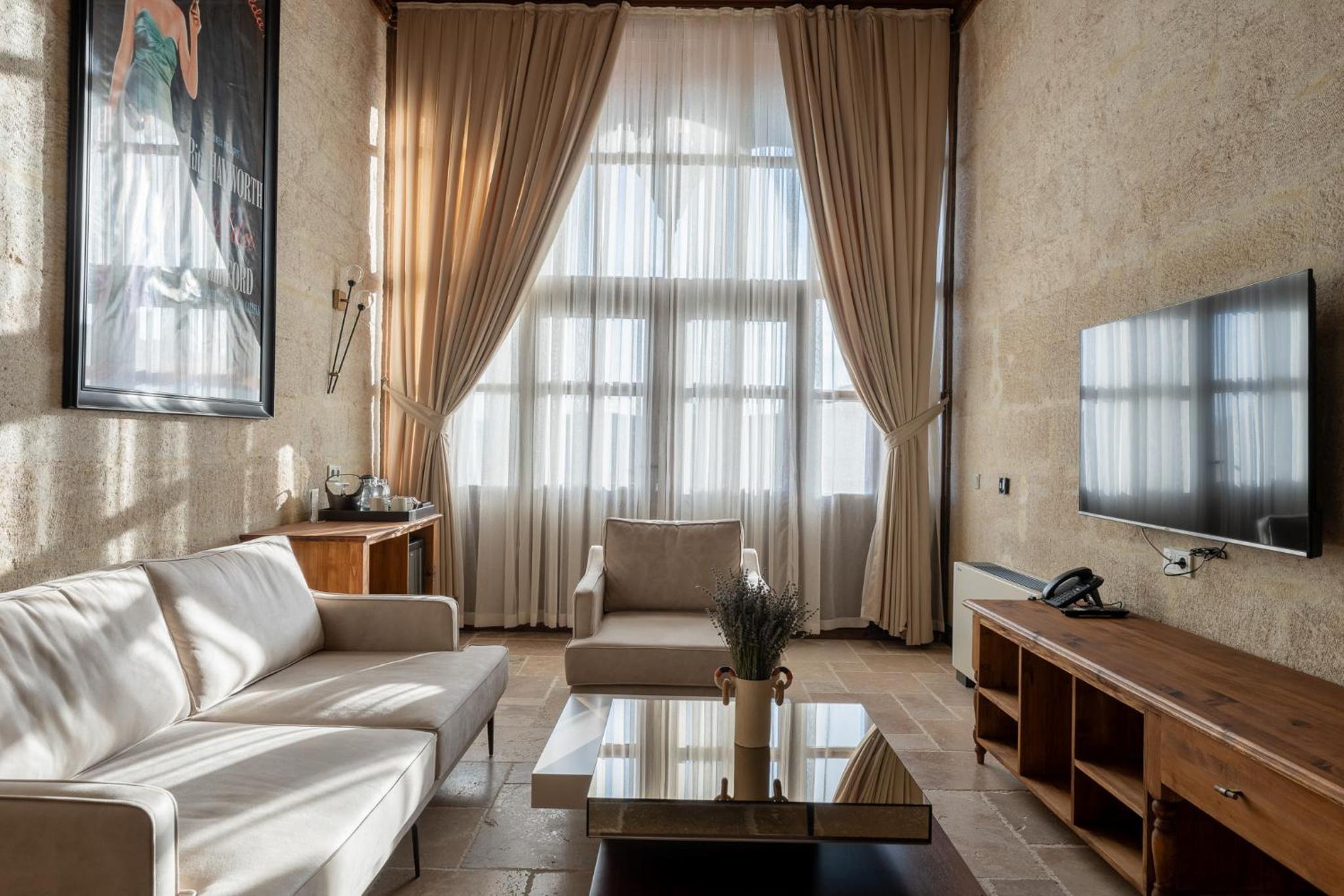 Legacy Suite - Photo 5