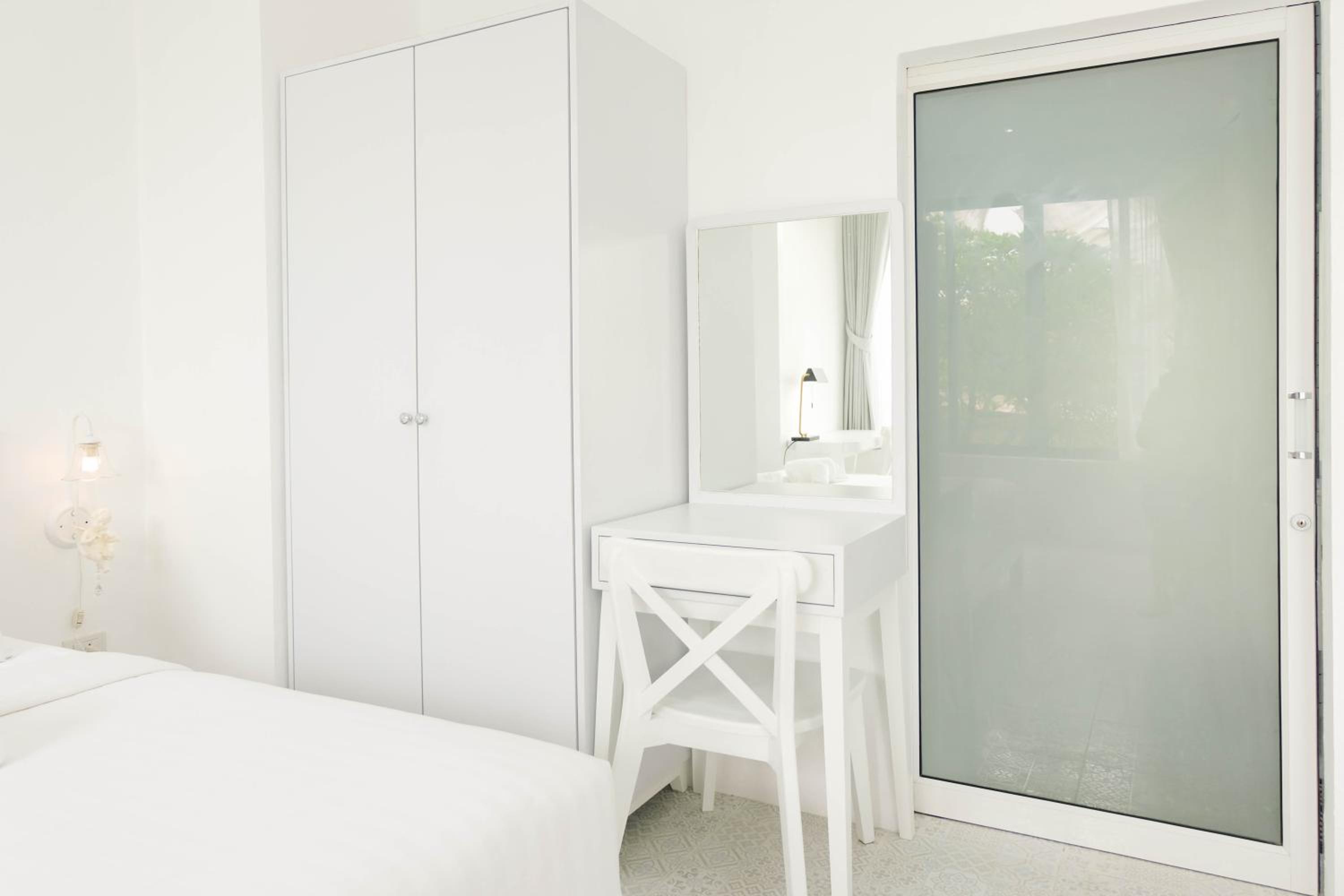 King Suite with Balcony - Photo 3
