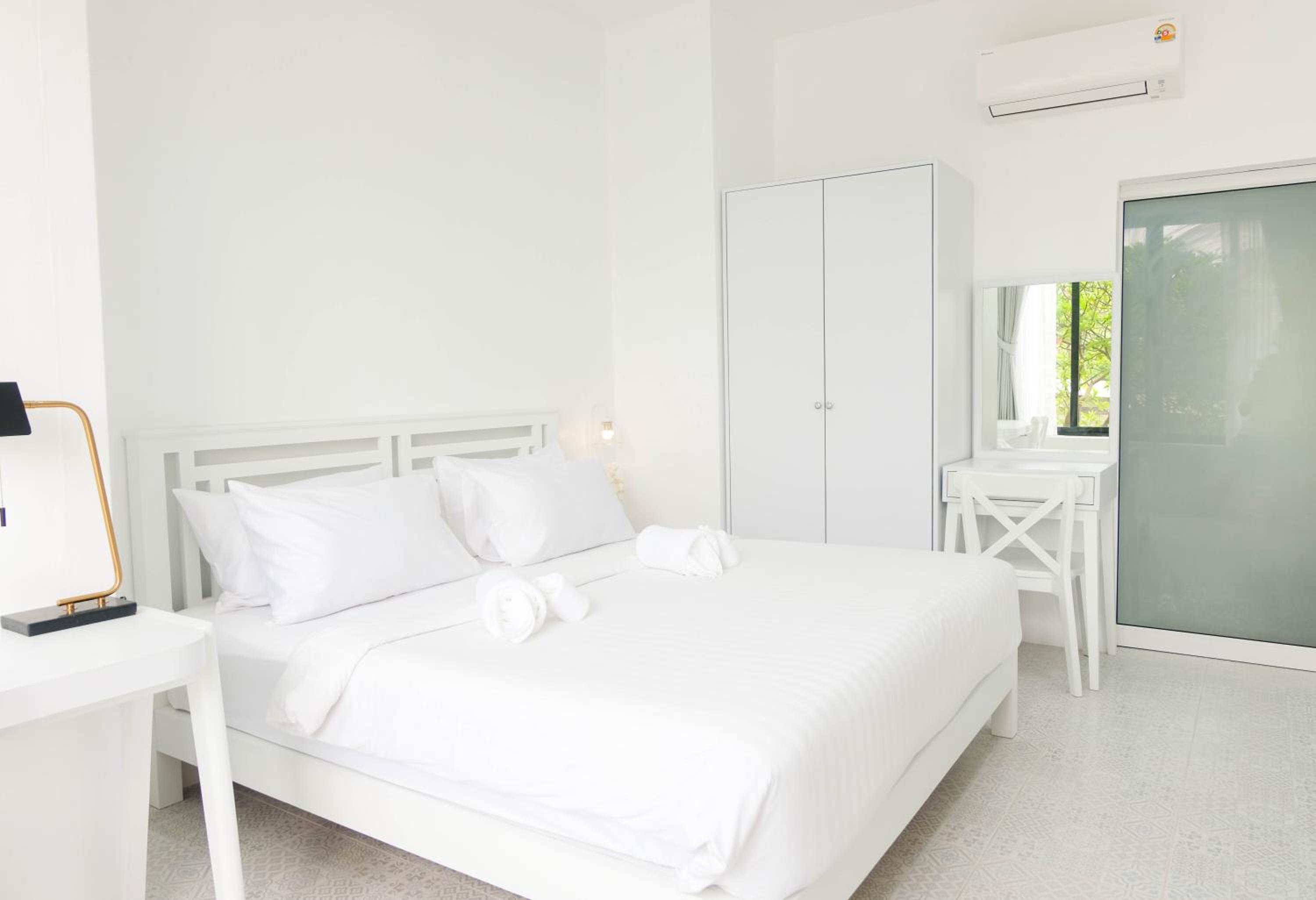 King Suite with Balcony - Photo 5