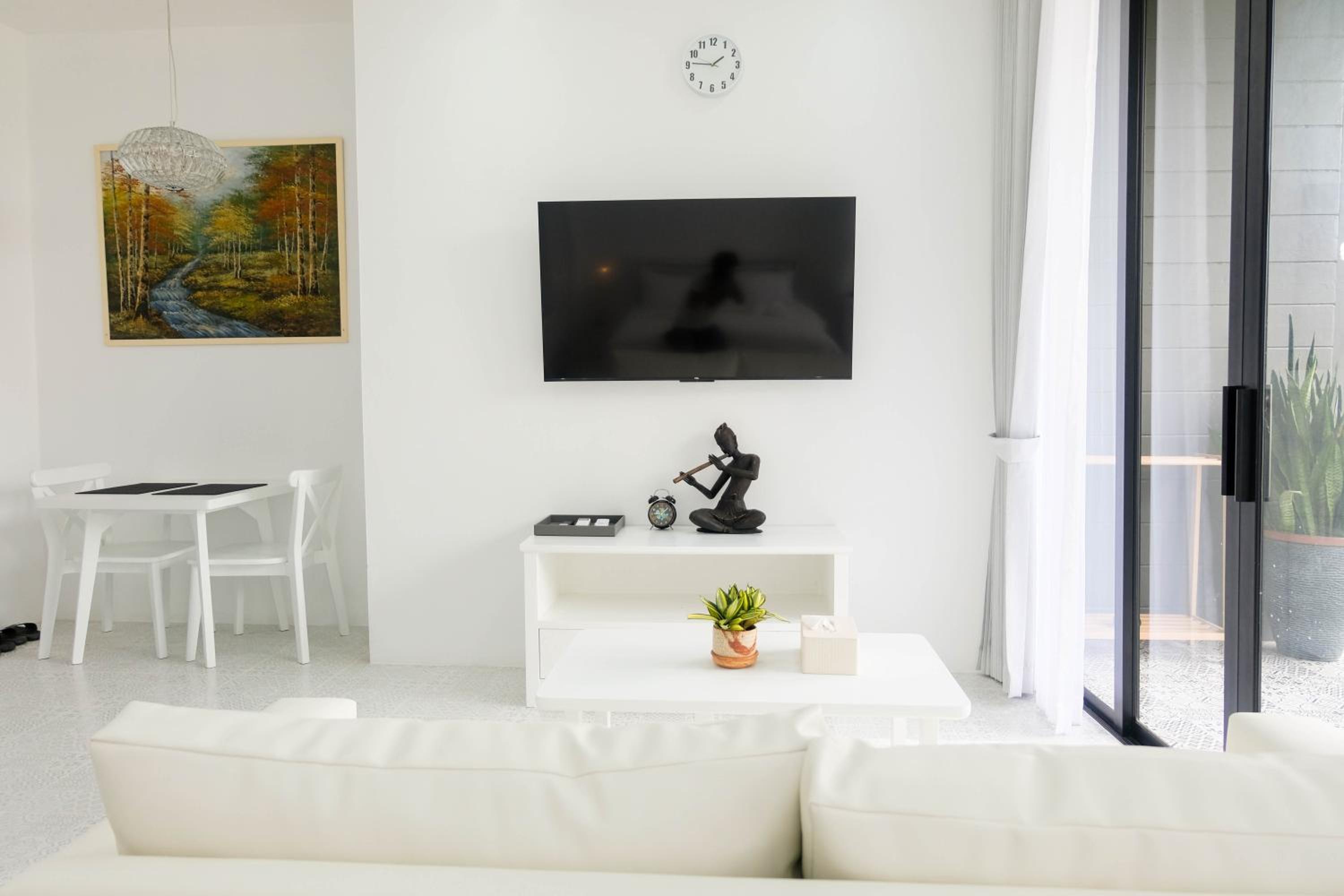 King Suite with Balcony - Photo 6