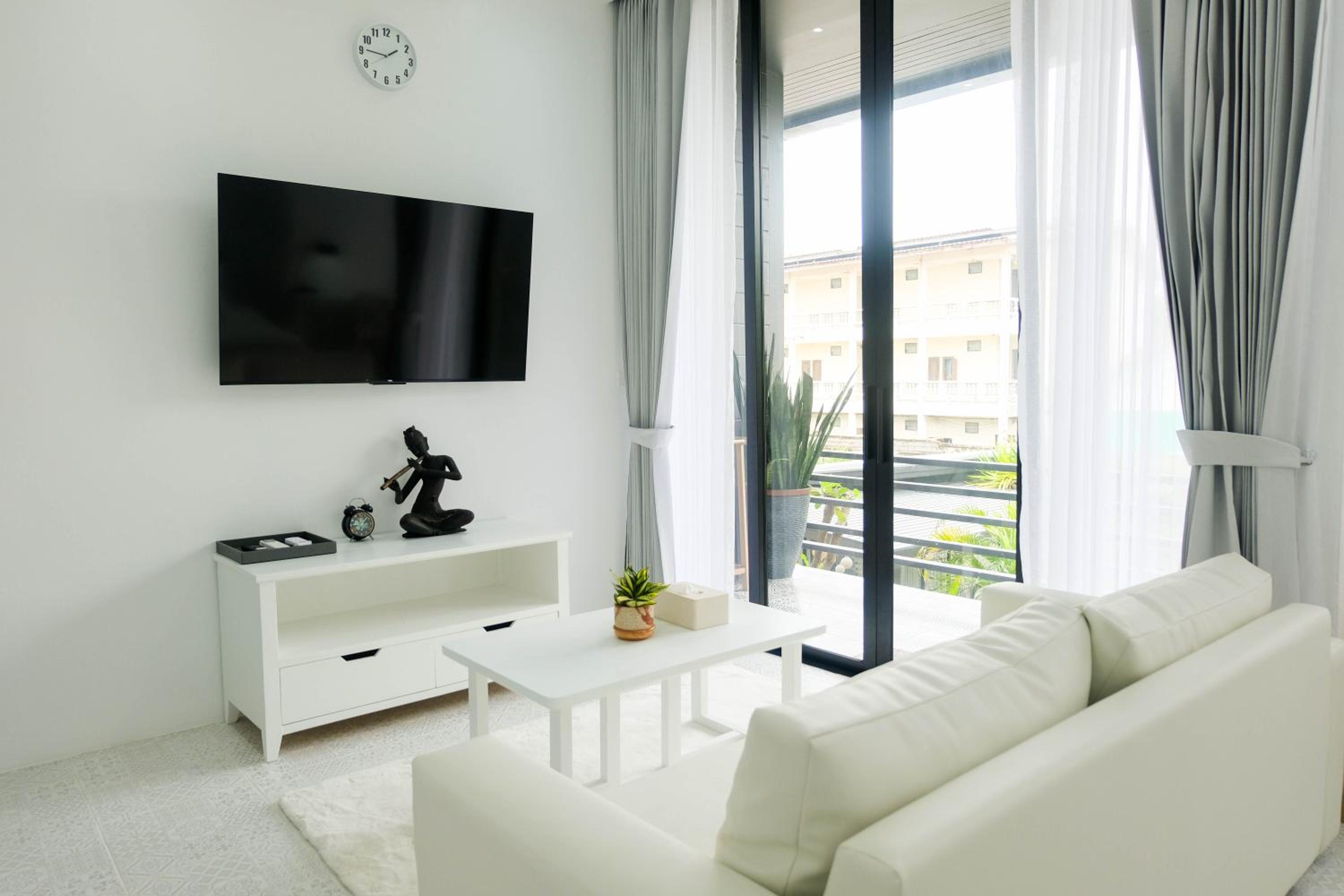 King Suite with Balcony - Photo 7