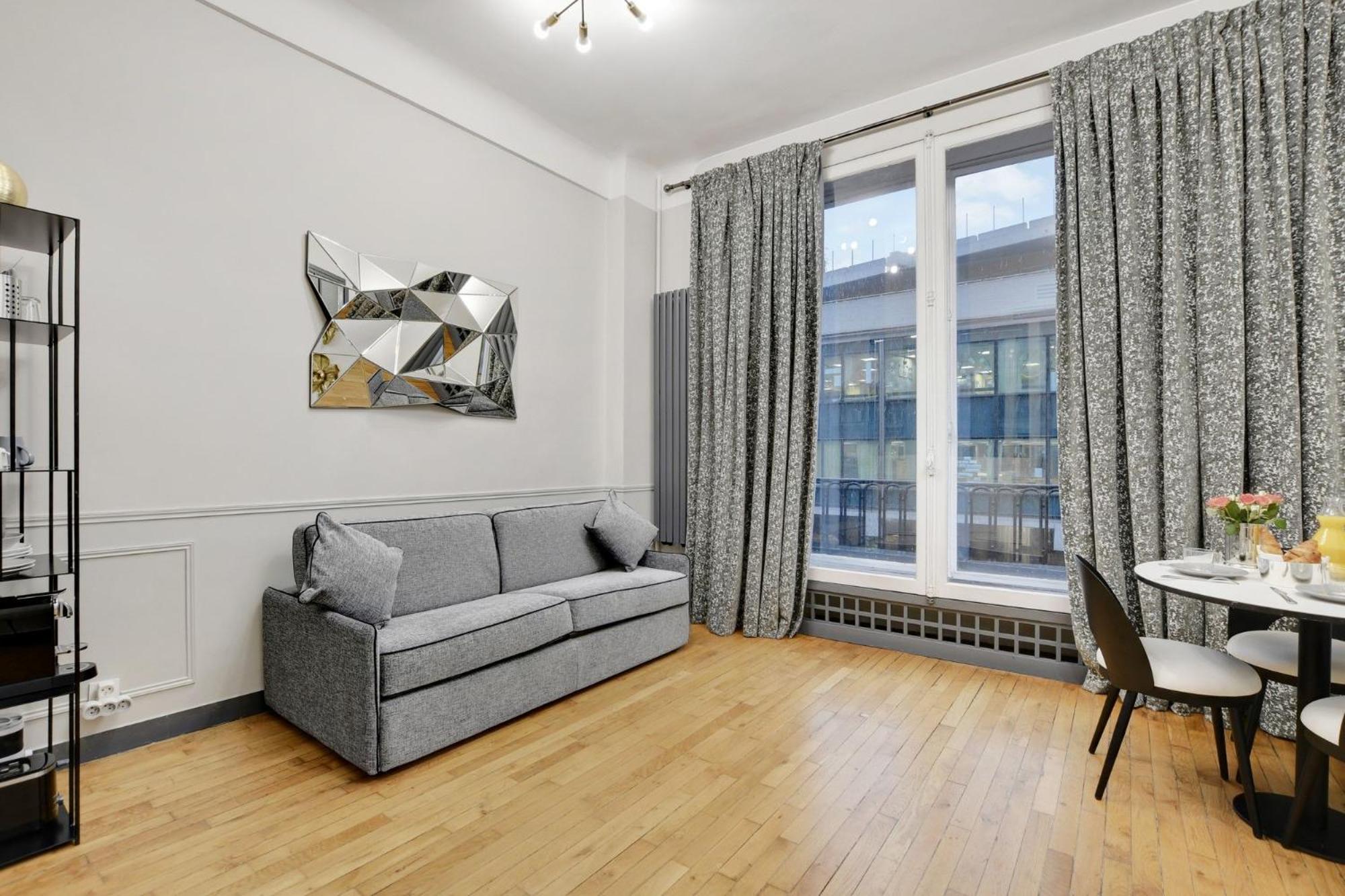 One-Bedroom Apartment BEAUBOURG photo 1