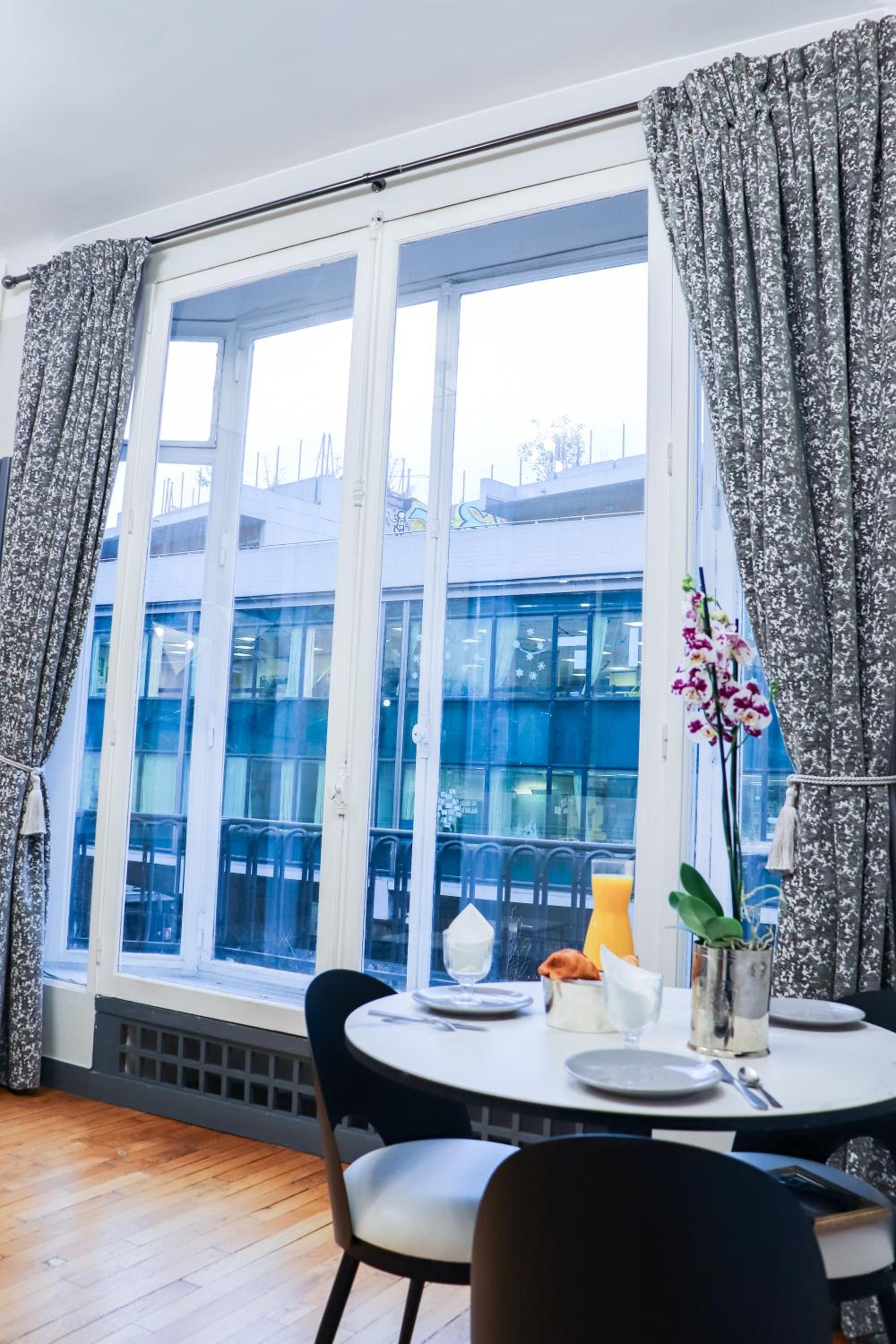 One-Bedroom Apartment BEAUBOURG photo 2