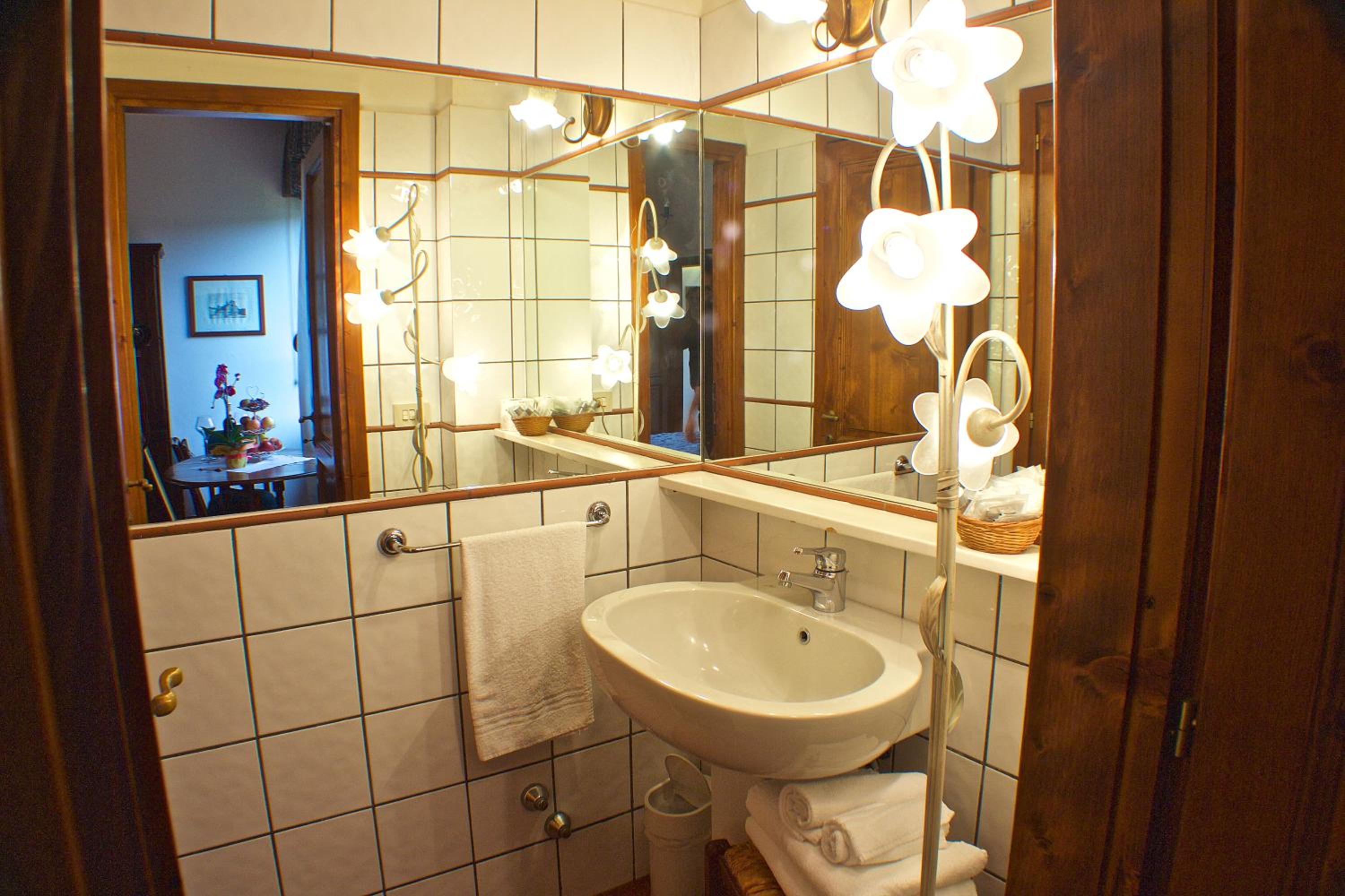 Double Room with Balcony - Photo 6