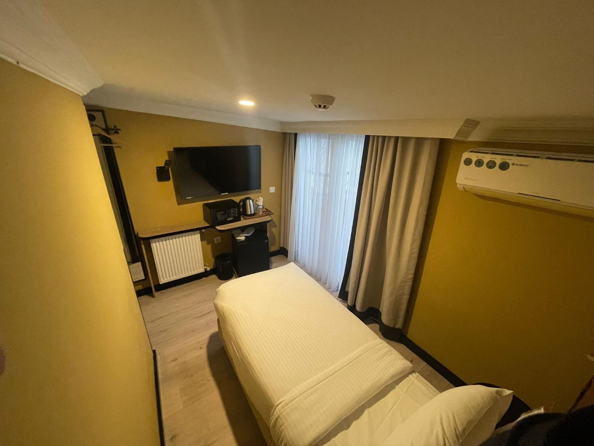Single Room with Balcony photo 3