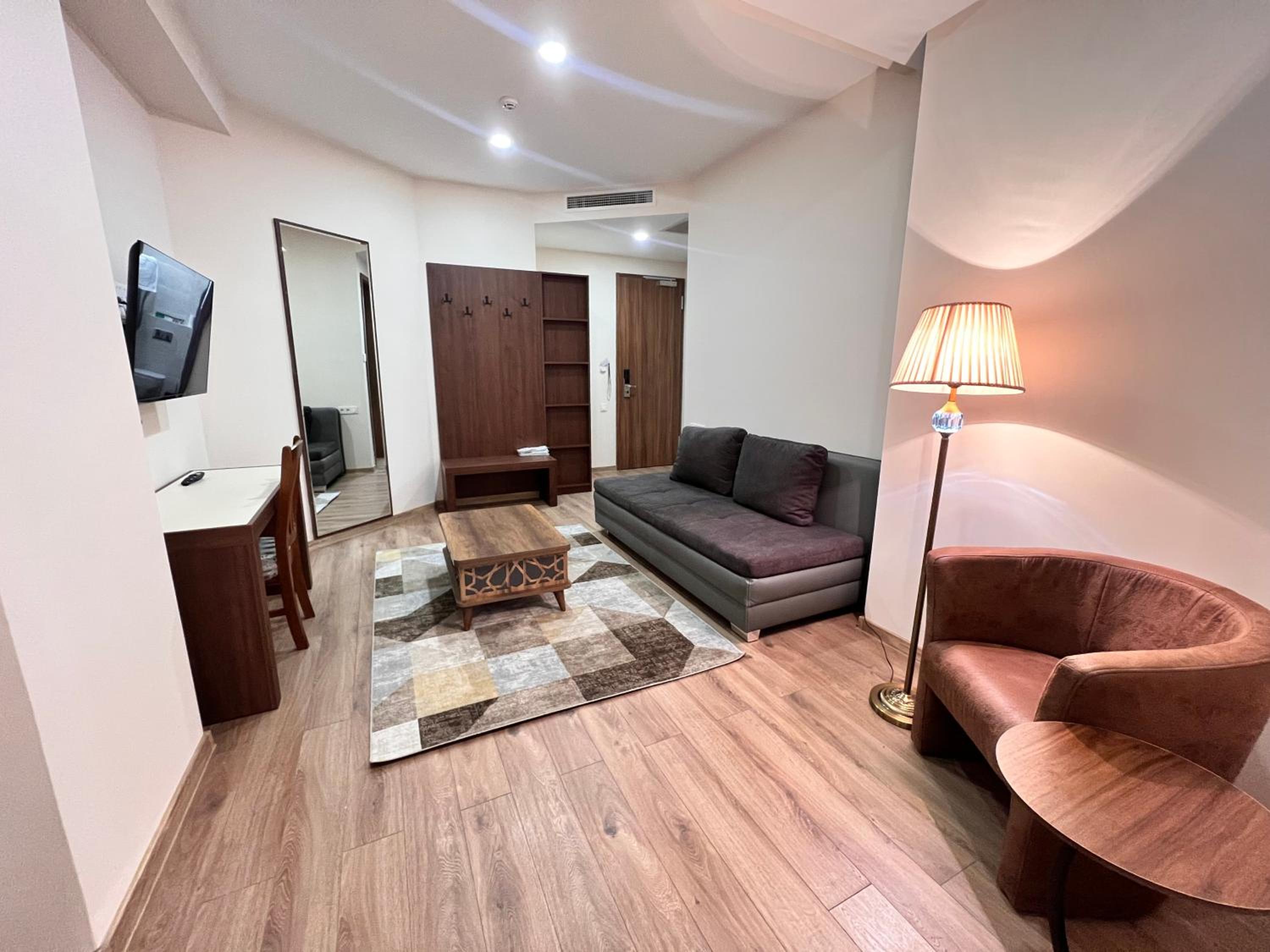 Two-Bedroom Apartment with Garden View - Photo 11